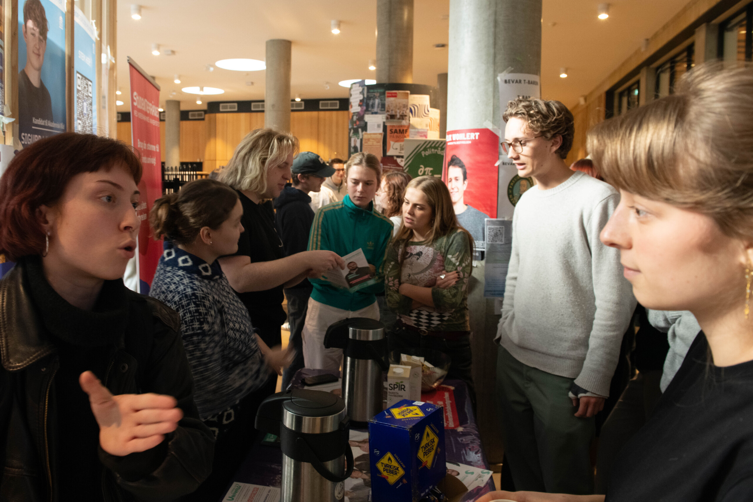 Der langes gratis snacks og studenterpolitiske argumenter over bordet i standerne på CSS ved dette års univalg.