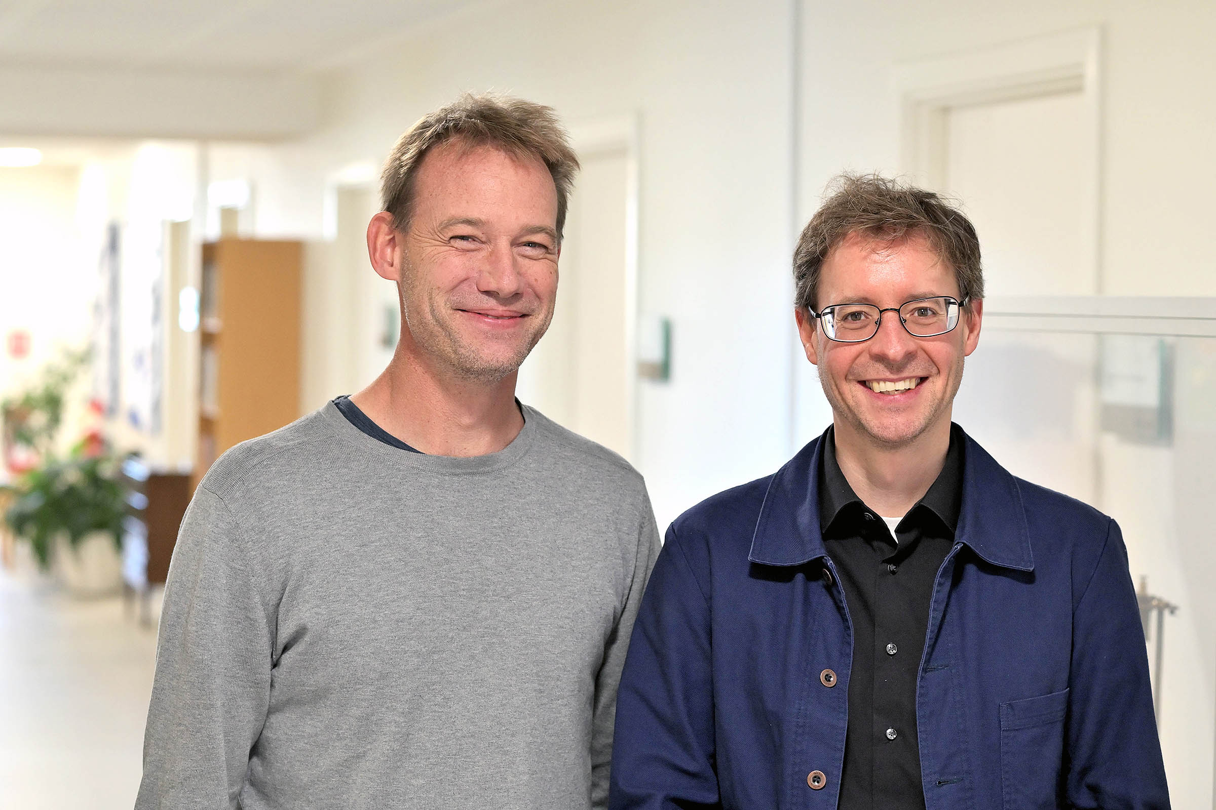 Professor Søren Kyllingsbæk (left) and Associate Professor Thor Grünbaum. They have collaborated for years on an experiment that shows how little, or how much, our habits matter relative to our goals and desires when we are exposed to virtual stimuli.