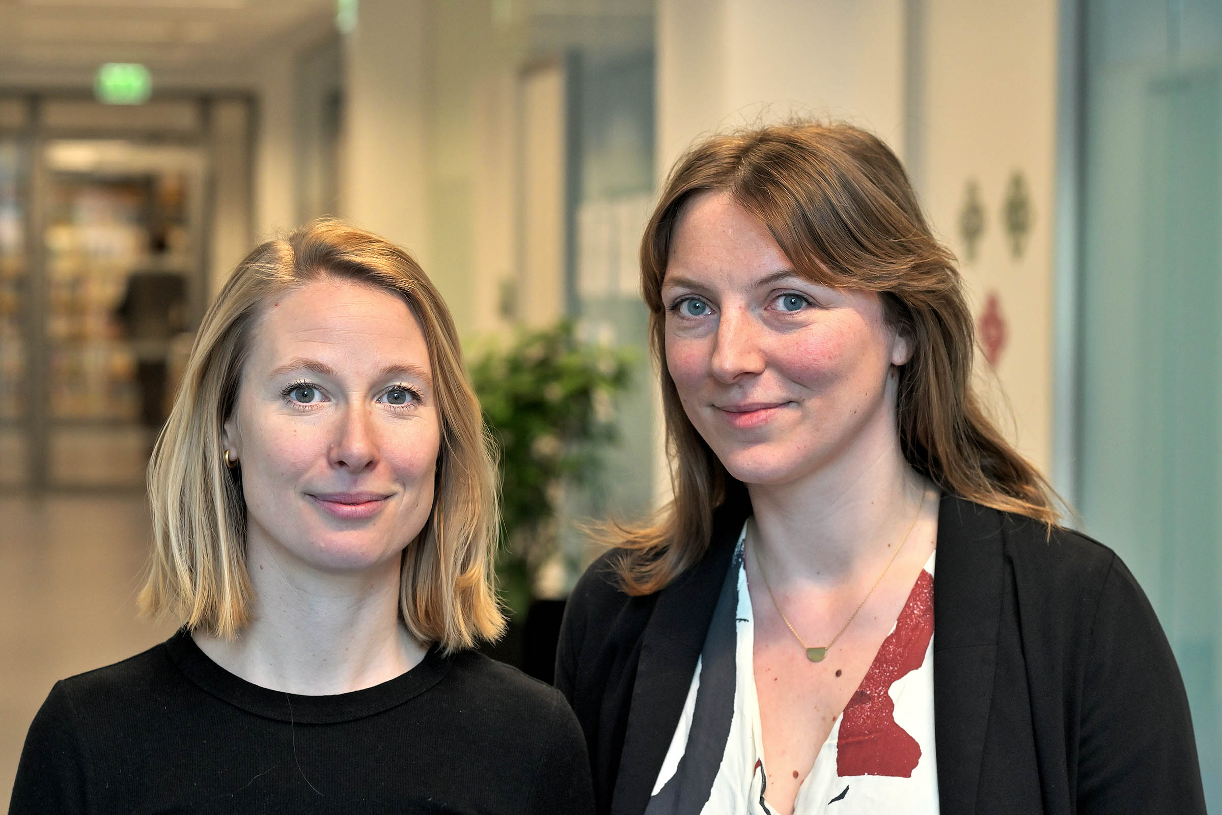 Signe Sophus Lai (tv) og Sofie Flensburg, begge Institut for Kommunikation, kalder sig for 'work wives', arbejdsægtefæller.