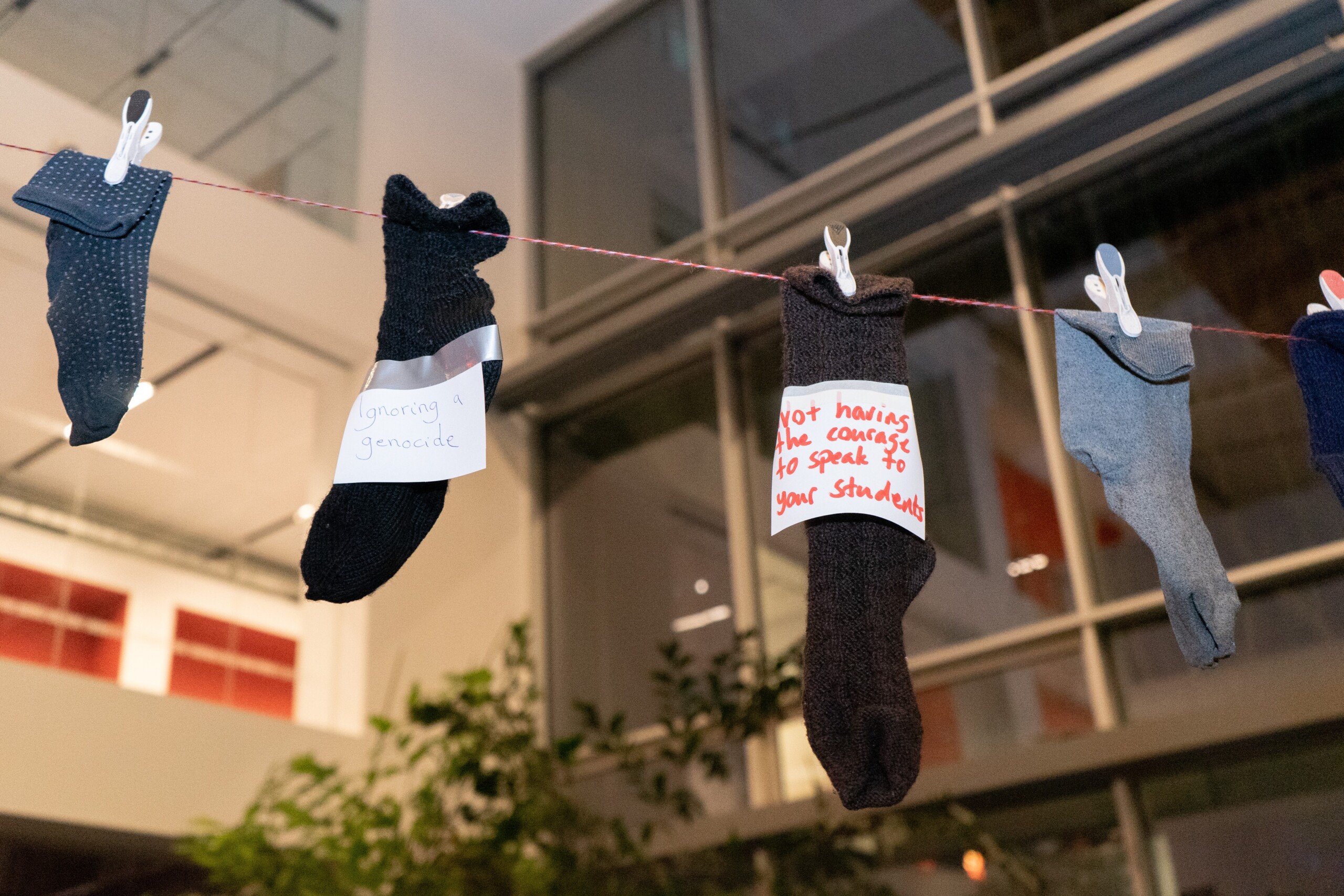 Studerende mod Besættelsen hang strømpesokker op i guirlander som en reference til rektors årsfesttale om 'strømpefodsprincippet'.