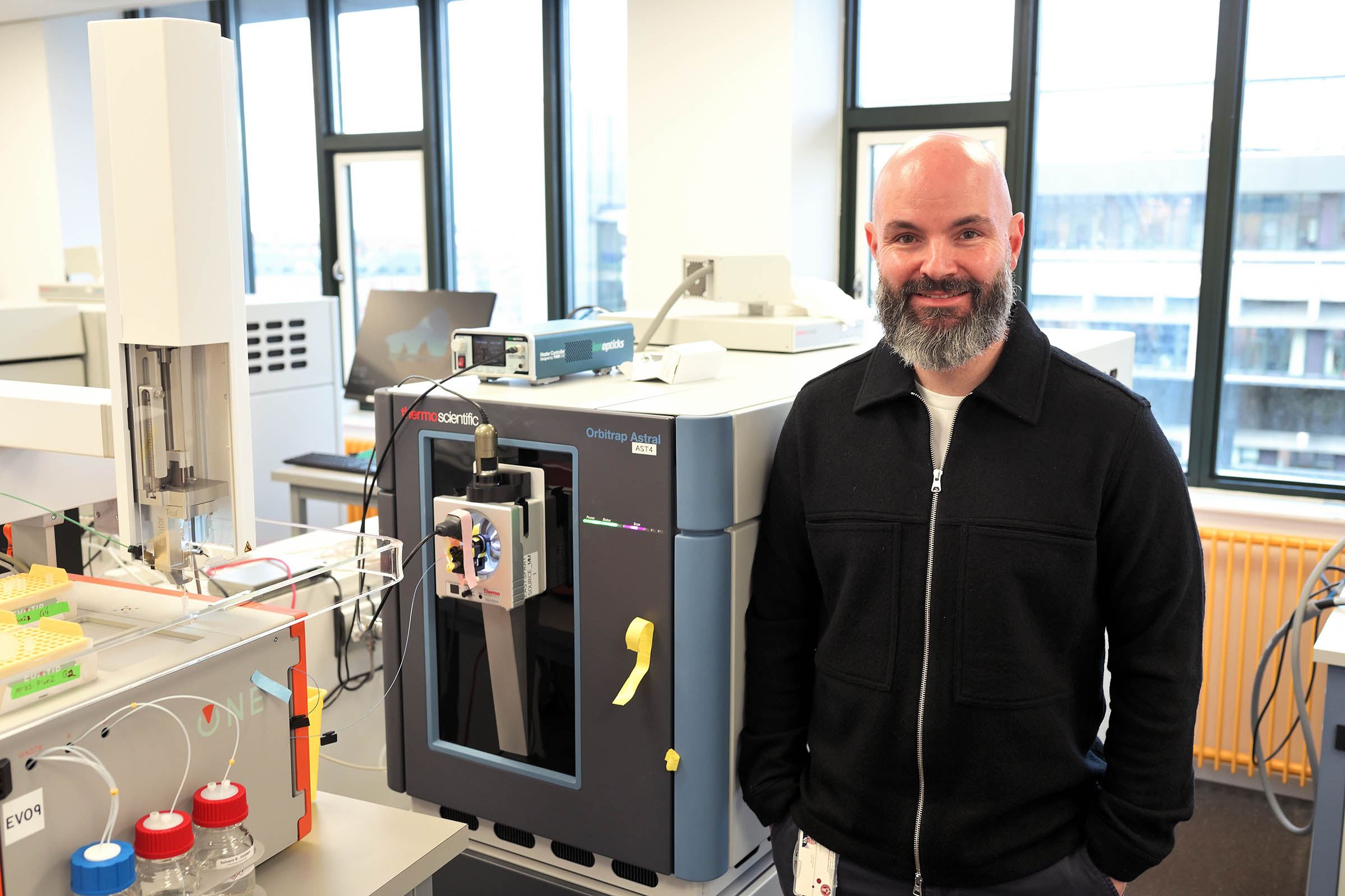 Lektor Andreas Mund fandt på at kombinere forskellige teknologier for at skabe en ny metode til at undersøge celler for sygdom. Her står han ved et massespektrometer, et af de redskaber, der indgår i forskningen. »Det kan registrere, om en flue sætter sig på en jumbojet, så følsomt er det,« siger Mund.