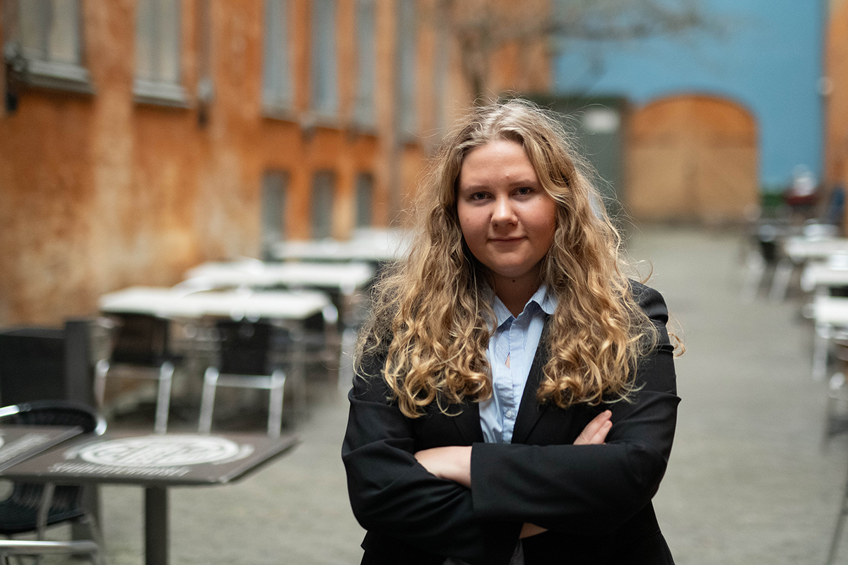 Ud over at være filosofistuderende er Ida Veicherts medlem af Liberal Alliances Ungdom ligesom den debattør, hun her går i kødet på.