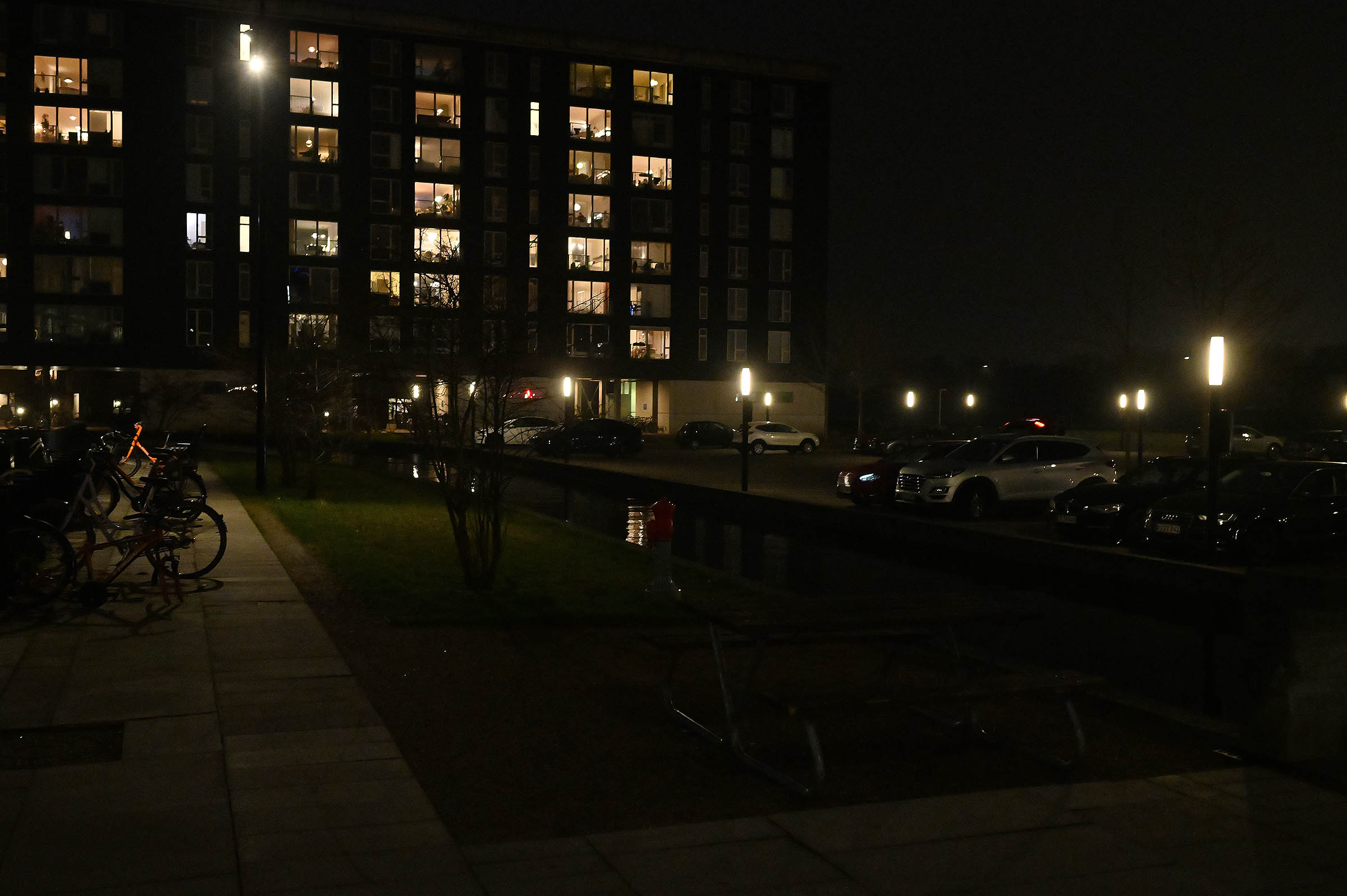 Det er svært at se kanalen i mørket foran Det Juridiske Fakultet. 