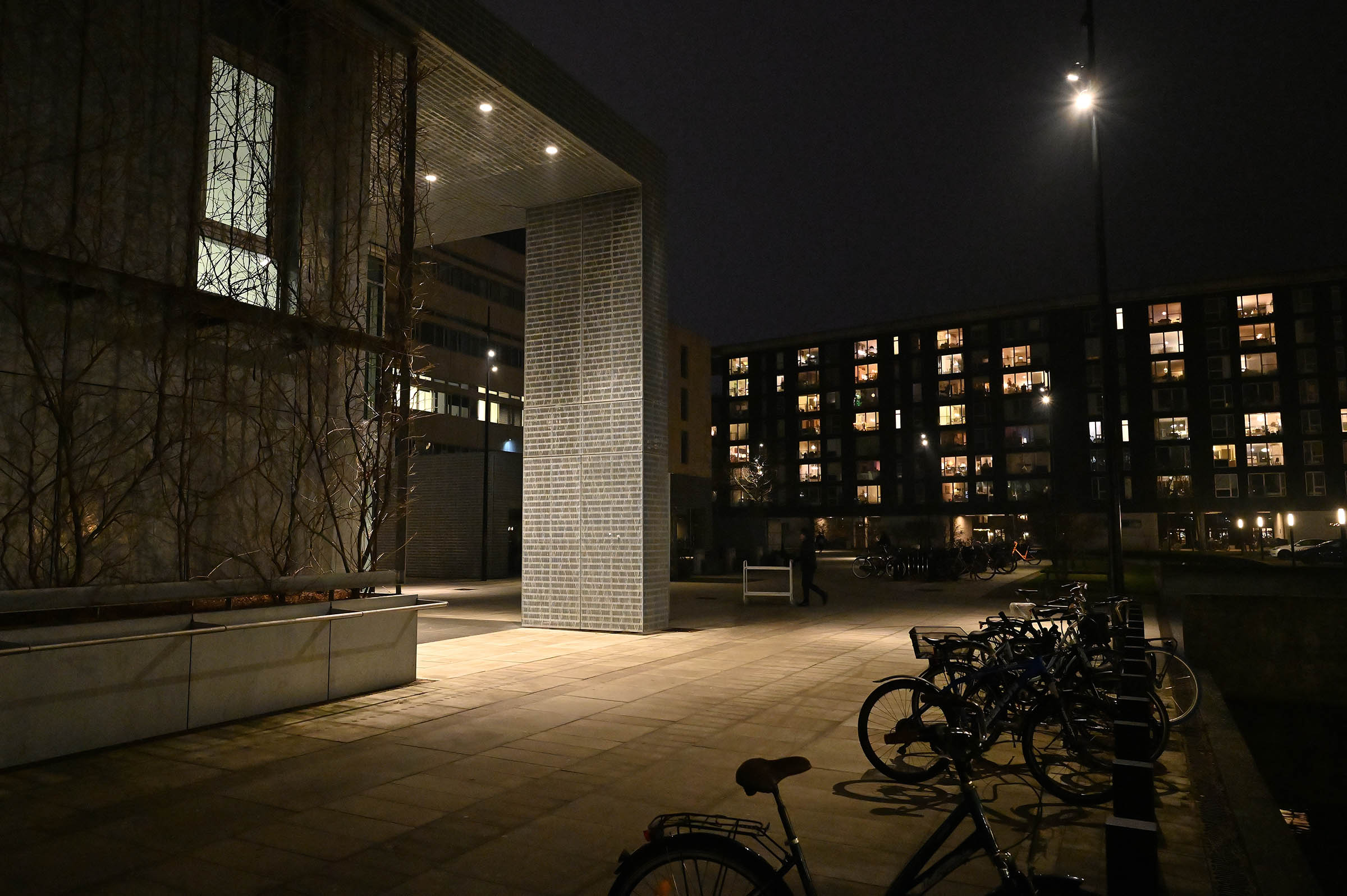 Det er vanskeligt for øjet at indstille sig på overgangen fra Juraindgangens skarpe lys til det pludselige mørke - men der er altså en kanal i billedets højre side.