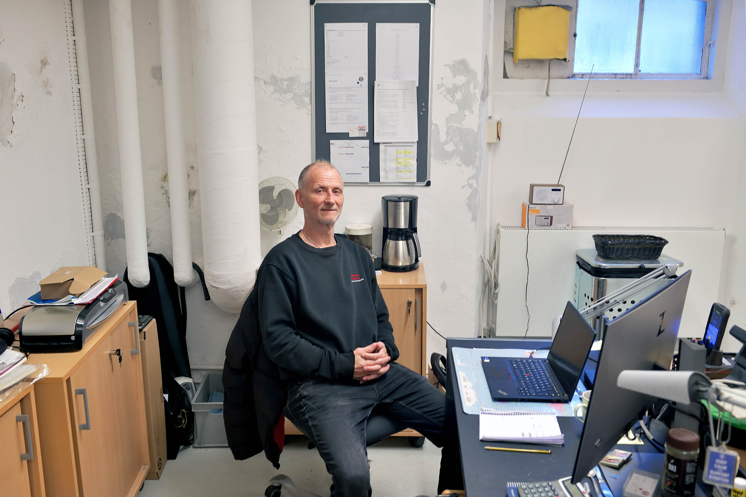 Two wardens were allowed to stay in the inner city offices after their organisation was centralised. But they were moved down into a distant cellar, where they lost their daily contact with colleagues in the central administration.