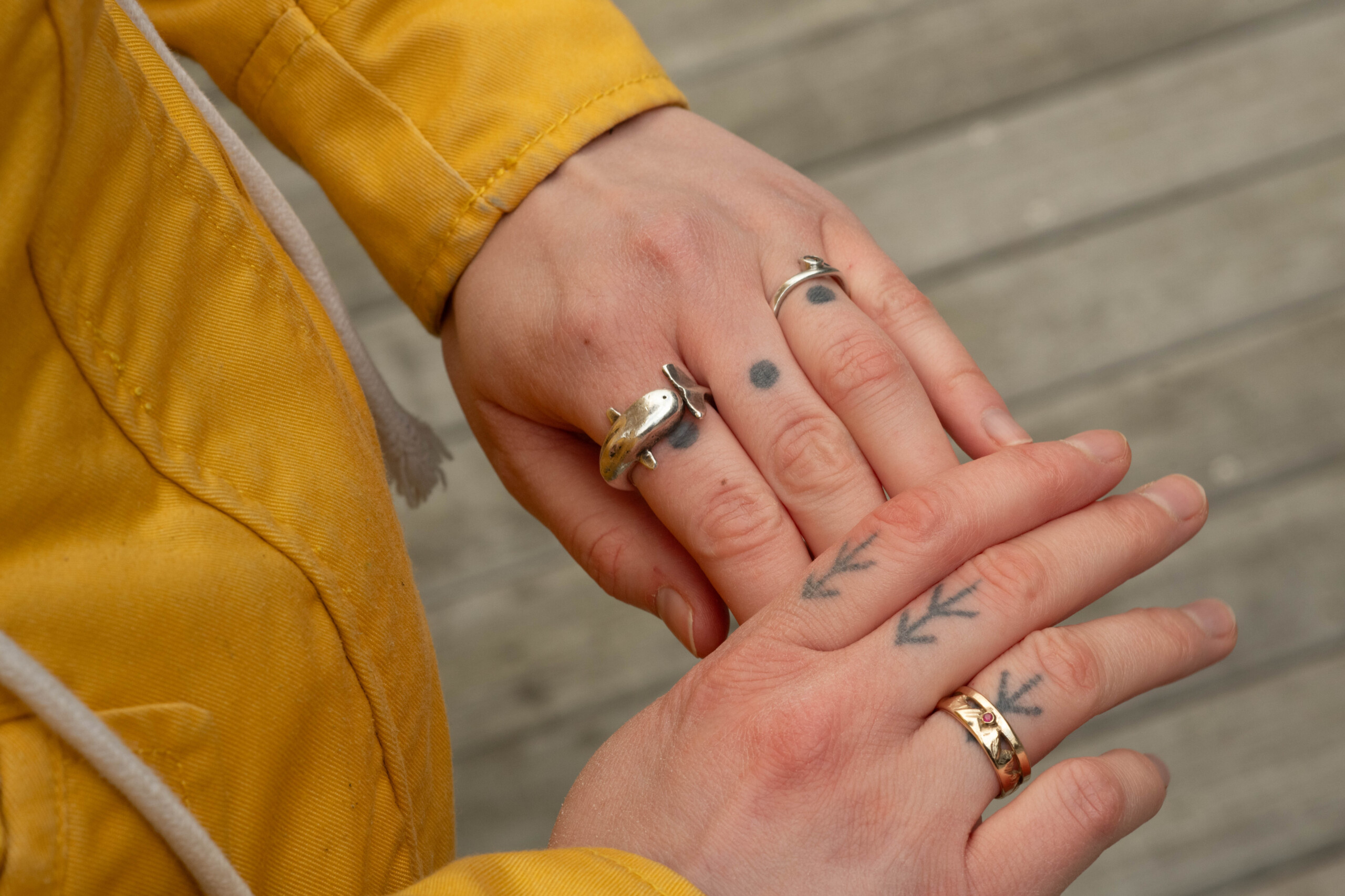 På fingrene bærer Louise Nuka Strøbæk Lützer traditionelle inuit-tatoveringer. Prikkerne på hendes venstre hånd symboliserer medicinske amuletter, hun fik under sin farmors sygdom, mens hendes højre hånd prydes af arktisk pil – en hårdfør grønlandsk plante.