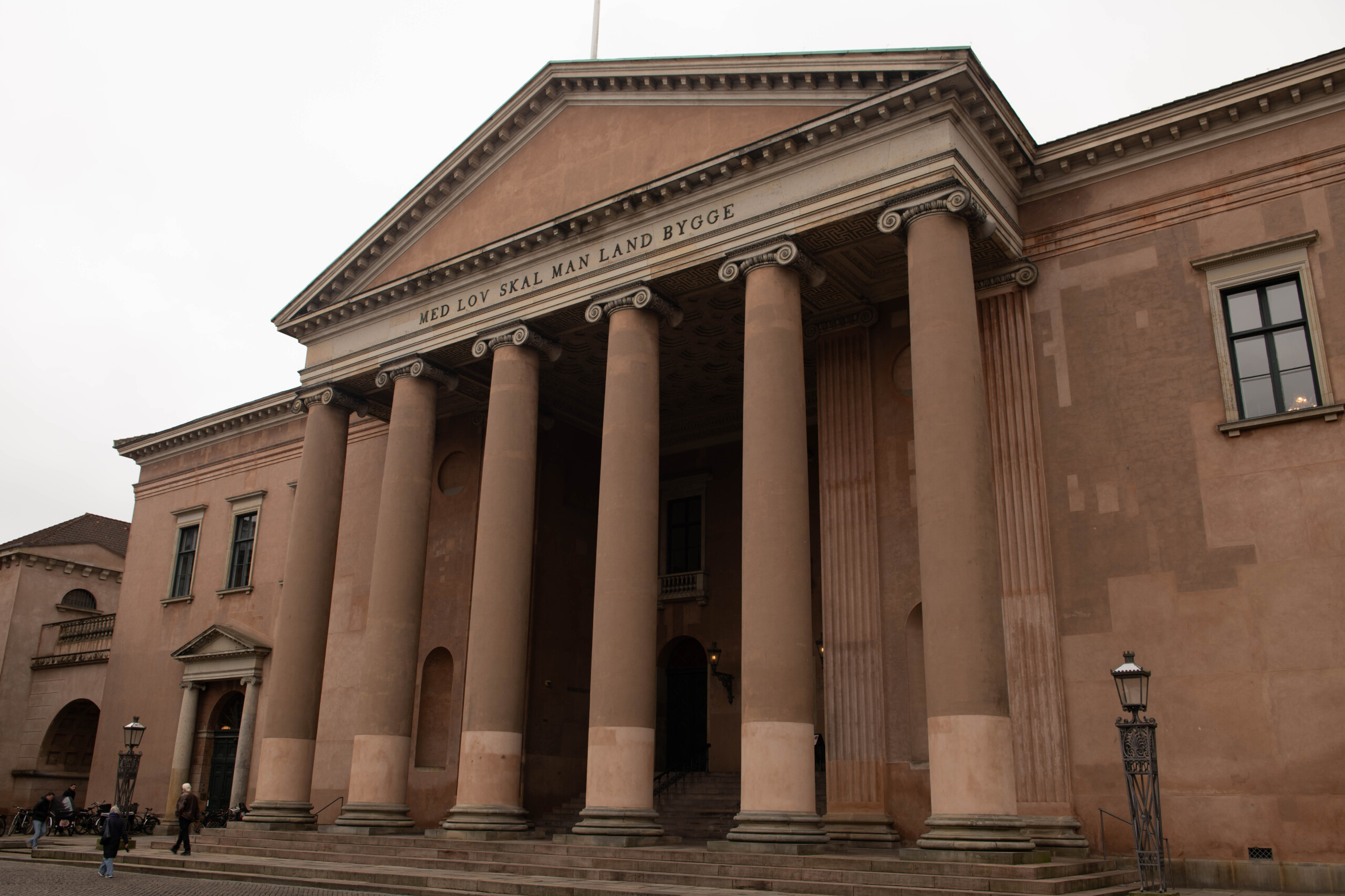 De tidligere eksamensvagter kræver knap fem millioner kroner i erstatning i sagen, der har kørt over to dage i Københavns Byret. Ifølge deres advokat har Københavns Universitet i forvejen udbetalt knap en million kroner, hvilket ifølge eksamensvagterne blot understreger, at KU er bevidst om miseren.