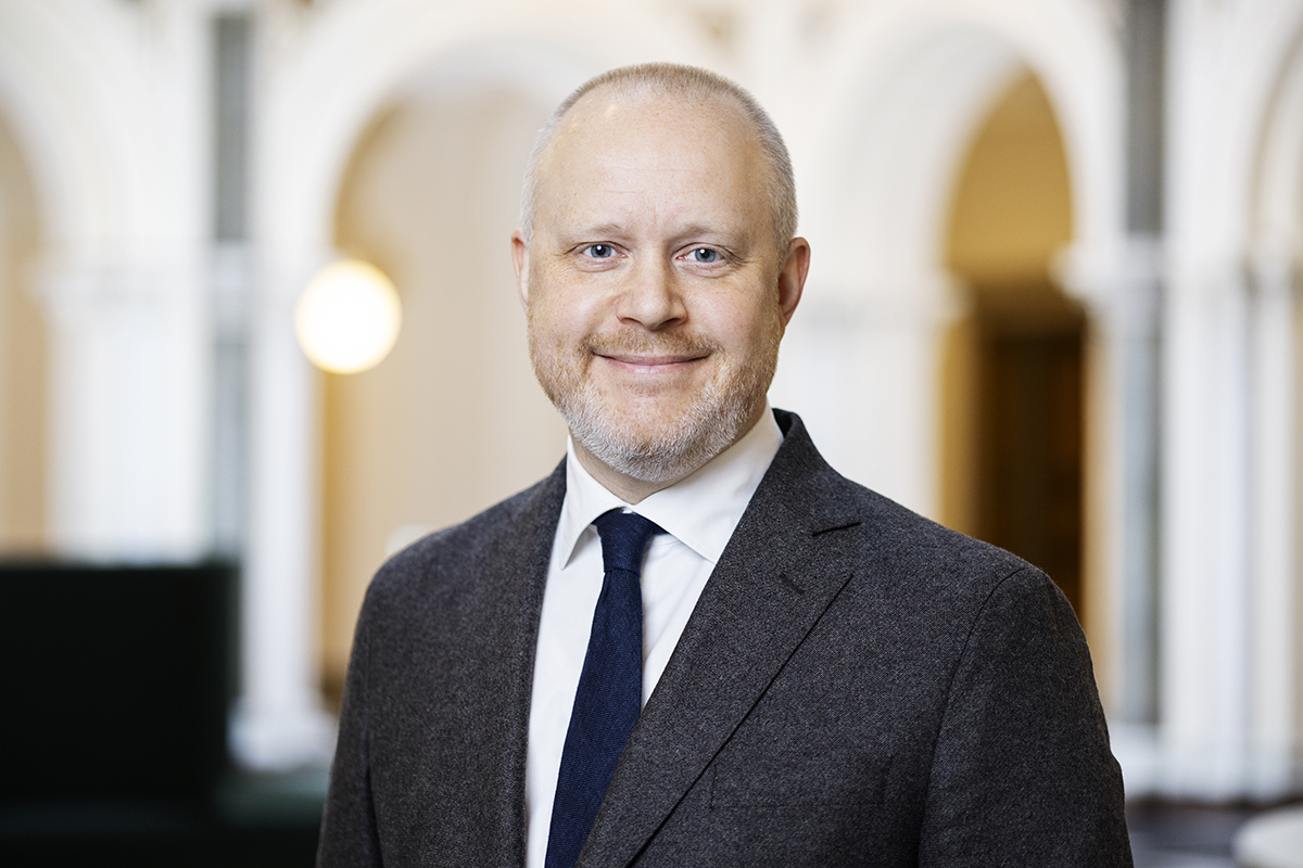 »Jeg er glad for, at rektor ikke skal sværge på statutterne længere. Så jeg ikke hver lørdag skal gå til spinning iført silkekappe,« sagde David Dreyer Lassen blandt andet ved kædeoverdragelses-ceremonien i  KU's festsal.