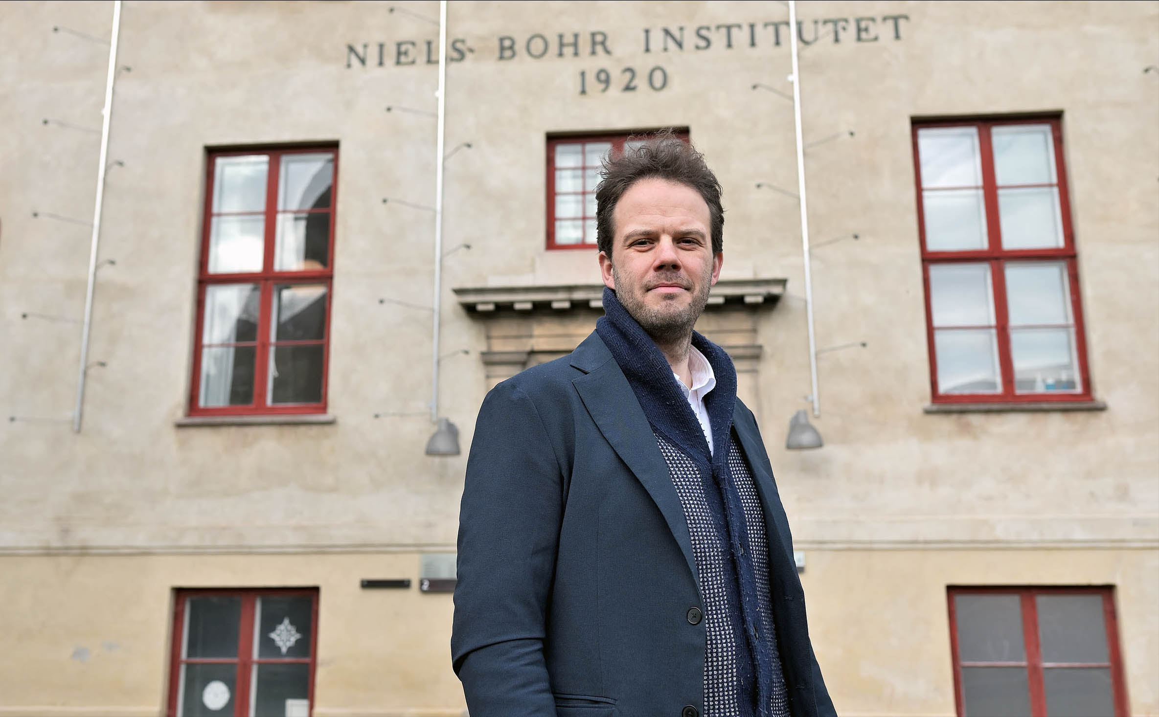 Astrophysicist Johan Samsing was awarded the MERAC prize 18 March. Here he is in front of the old Niels Bohr Institute, where he has been assistant professor since 2020.