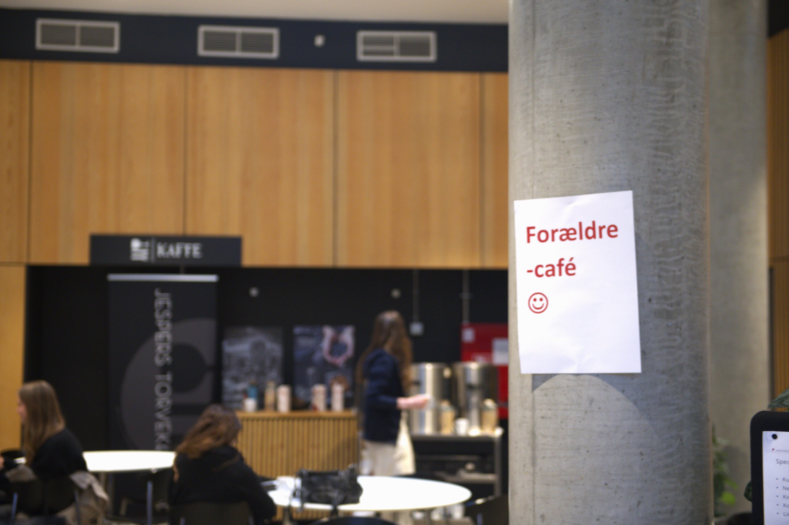 Forældrene er i dagens anledning parkeret i en såkaldt 'forældrecafé'