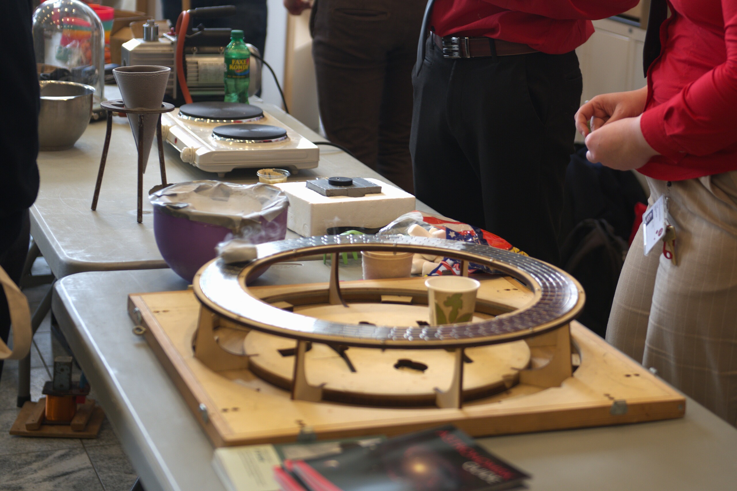 Alle boderne på Frederiksberg Campus har opsat små forsøg og eksperimenter for at skabe blikfang for de forbipasserende.