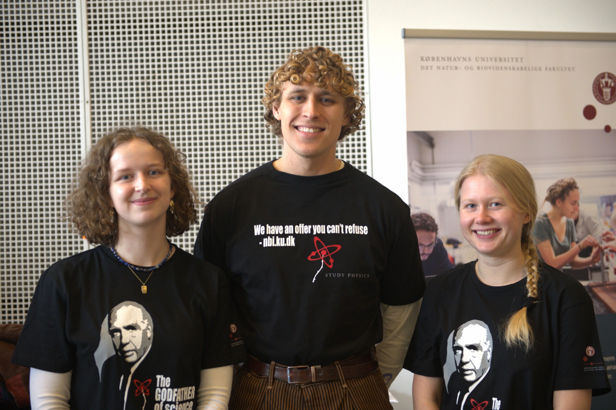 Lau Kartholm (i midten) er glad for at læse fysik. Nu prøver han til åbent hus at overbevise nysgerrige gæster om, at det også kan være det rigtige uddannelsesvalg for dem. 