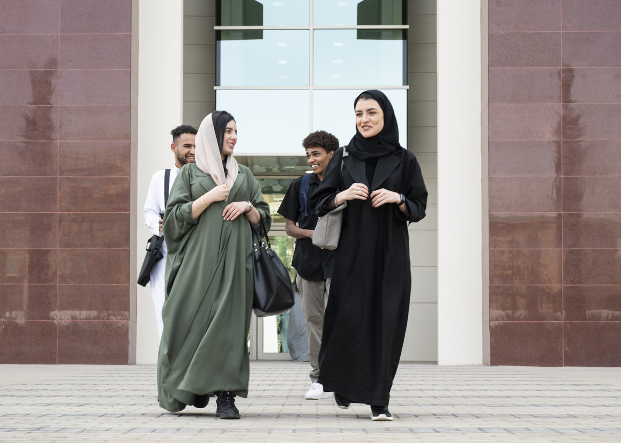 Studerende i 2024 på en universitetscampus i Riyadh, Saudi-Arabien.