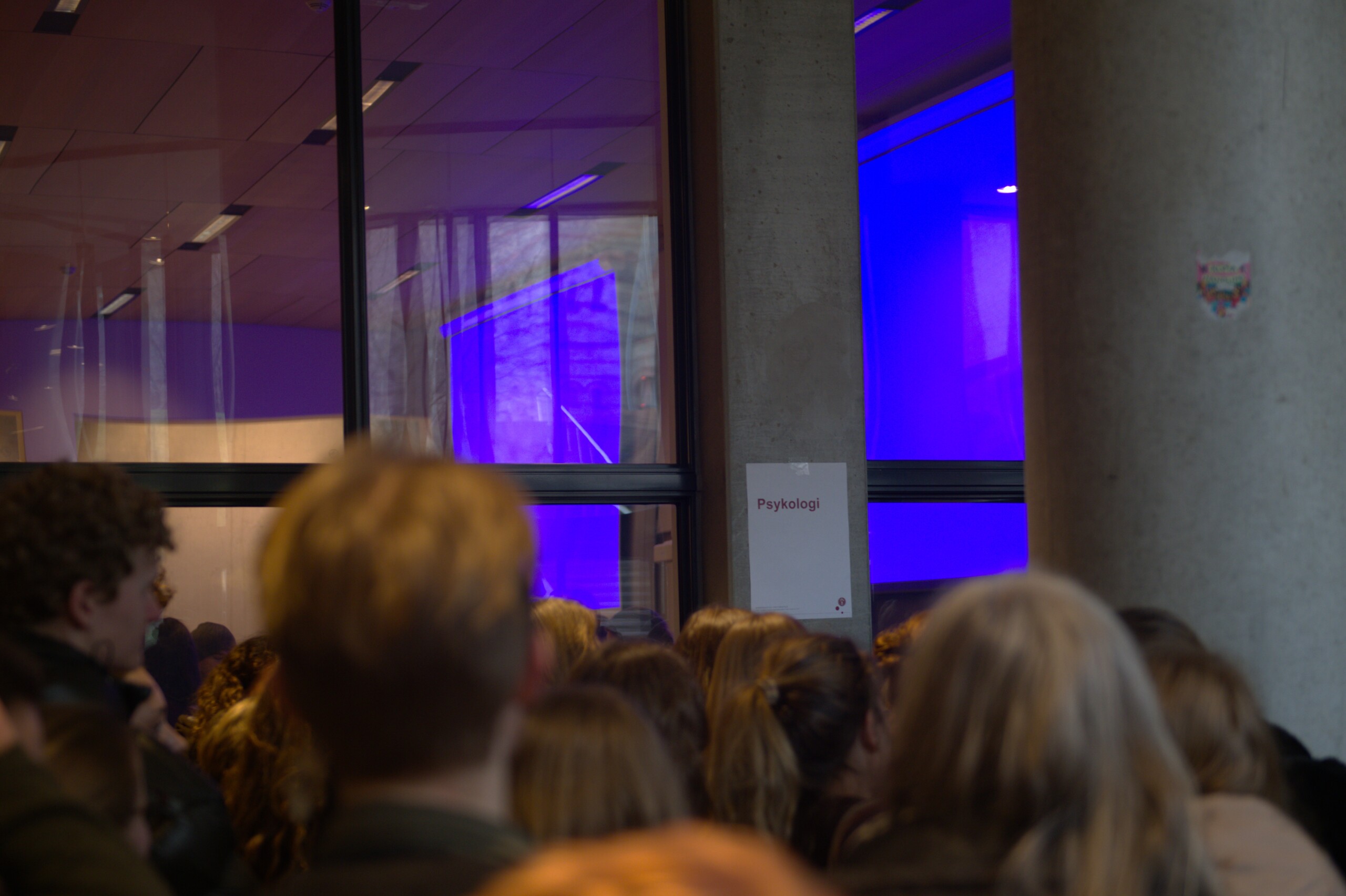 Kaotiske scener på City Campus, hvor psykologi holder til. Uddannelsen er populær, og der er derfor mange, der møder op til åbent hus. 