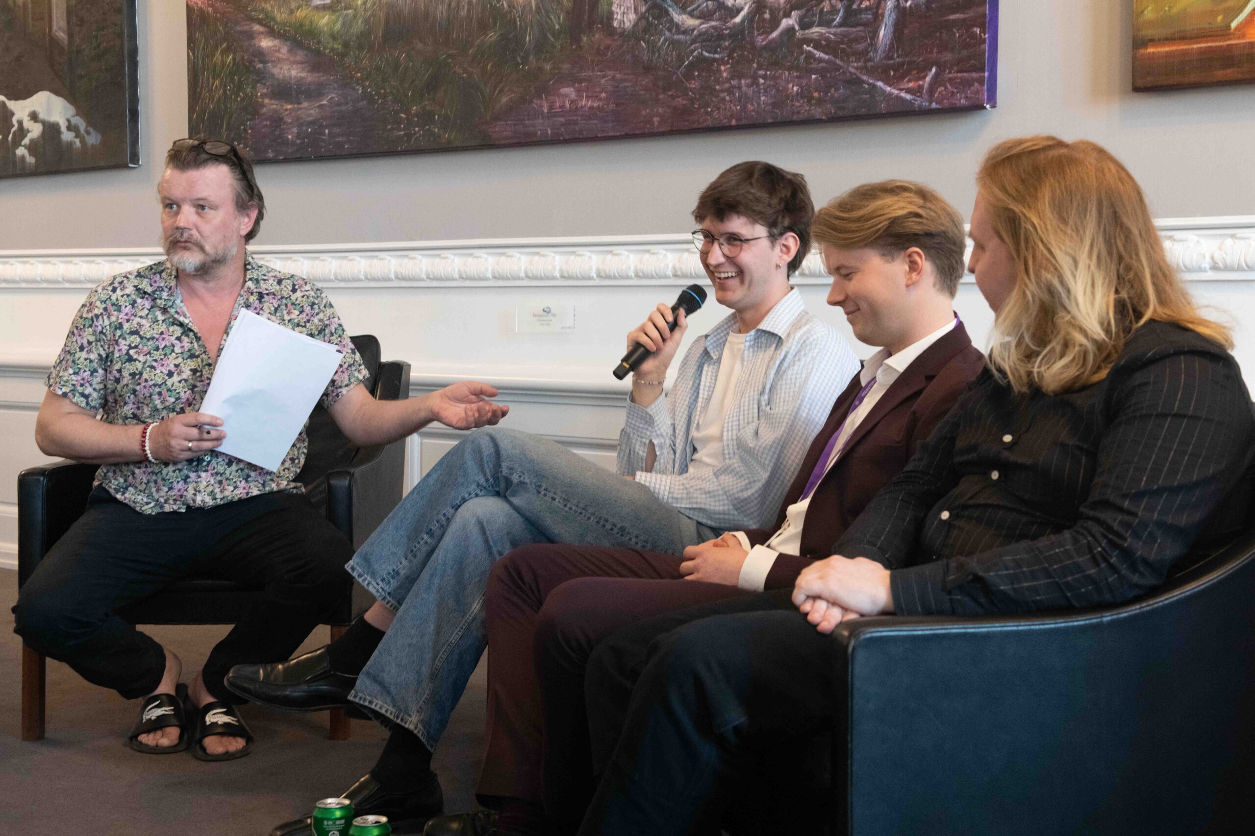 Fra venstre ses moderator René Fredensborg samt de tre parter i terapi: Frit Forums landsformand Niklas Stentoft Mogensen, Konservative Studerendes tidligere landsformand Christian Holst Vigilius og Studenterrådet ved KU’s forperson Anton Stubbe Teglbjærg.