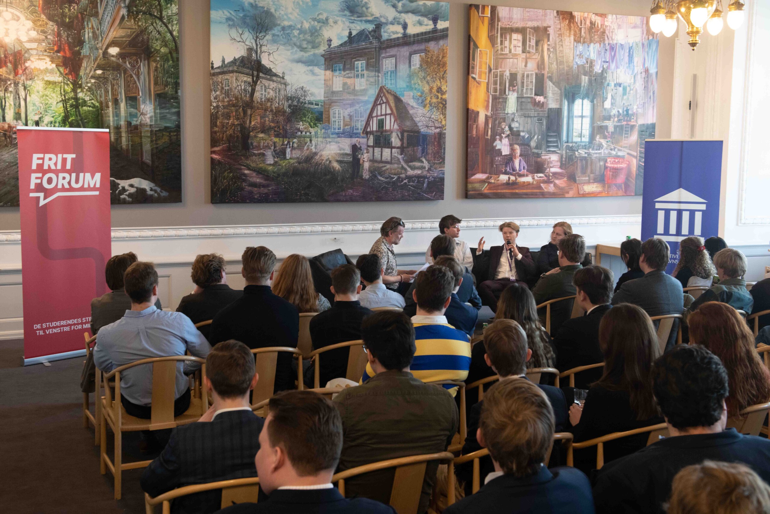 Ekstra Bladet-journalist René Fredensborg var moderator for parterapien mellem Frit Forum, Konservative Studerende og Studenterrådet.