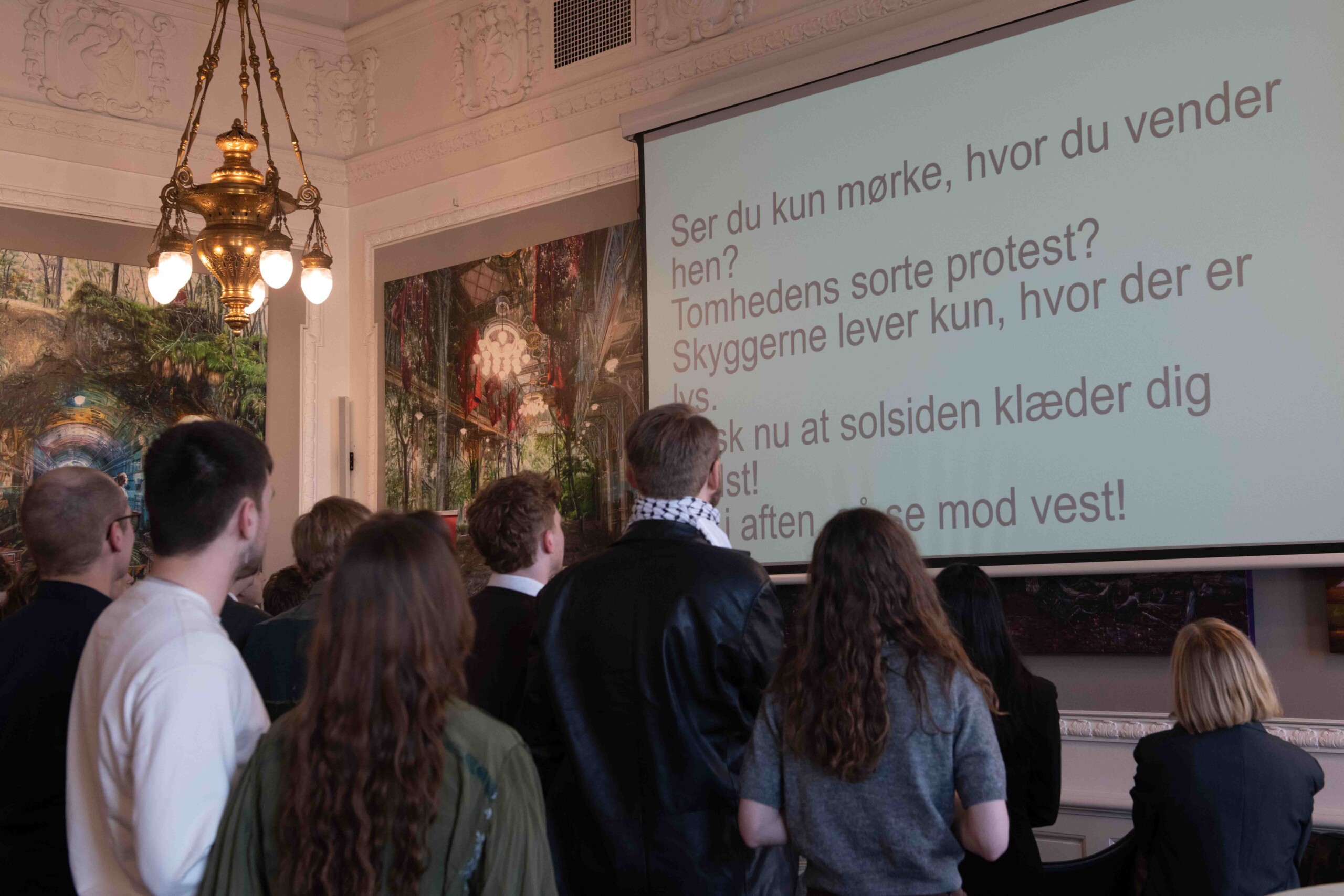 Arrangementet begynder med fællessang, og valget er faldet på 'Gi' os lyset tilbage' af Rasmus Skov Borring. Senere bliver der sunget 'Den danske sang er en ung blond pige', inden Morten Messerschmidt går på scenen for at tale om studenterdemokratiets udfordringer.