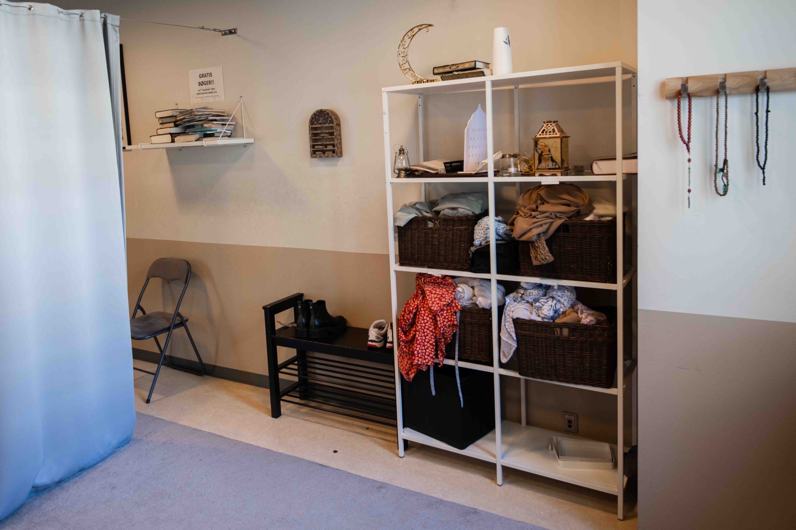 The prayer room at the Faculty of Health and Medical Sciences' Panum complex has not been cleared when the University Post turns up. But several notices on the wall remind users that they have to remove their belongings before Thursday 3 April.