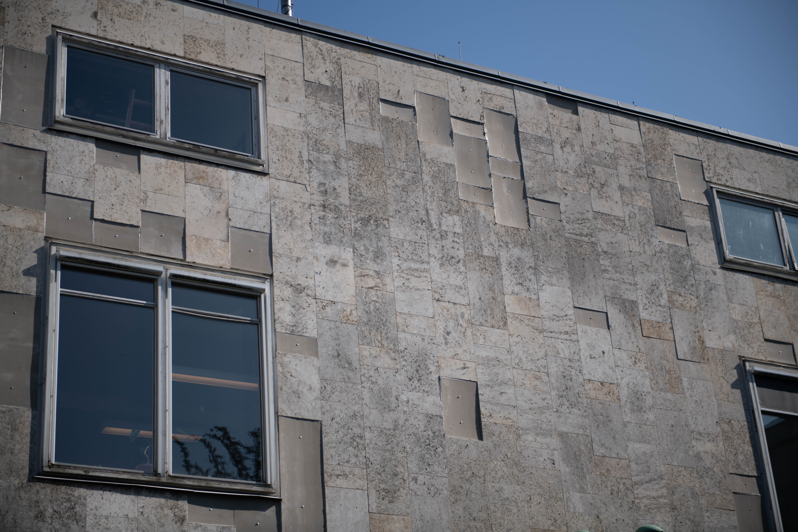 Mange facadesten er enten faldet ned eller fjernet på grund af nedstyrtningsfare.