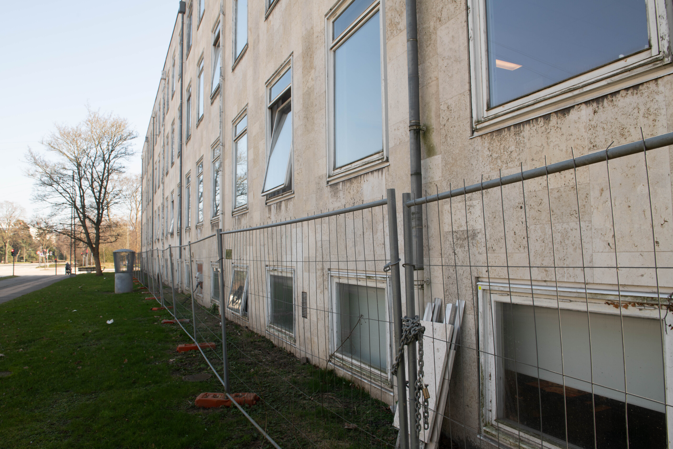 I flere år har et hegn stået langs ydermurene på Datalogisk Institut af frygt for faldende facadesten.
