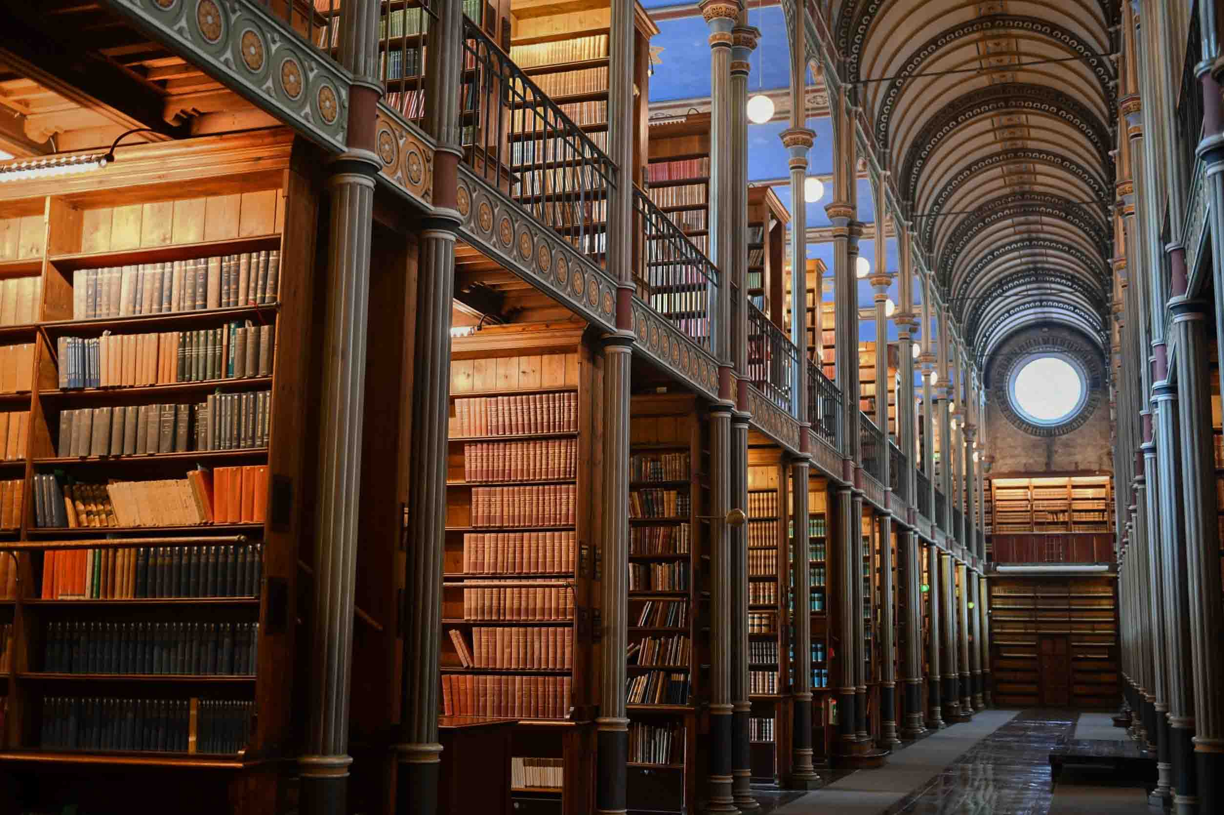 Universitetsbiblioteket i Fiolstræde blev indviet i 1861 og fungerede som bibliotek frem til 2009. I dag er det KU-kulturhus.