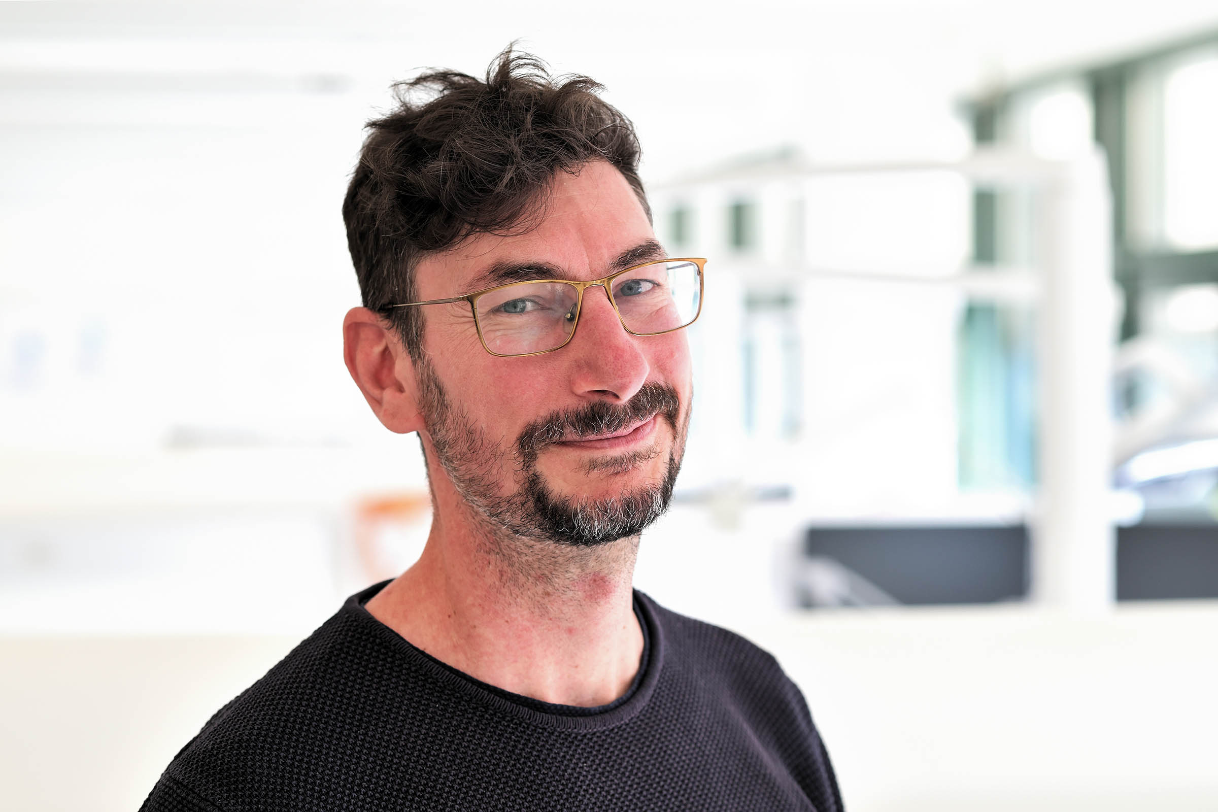 Esben Øzhayat er forsker med en social mission, som vil skærpe de tandlægestuderendes blik på socialt udsatte.