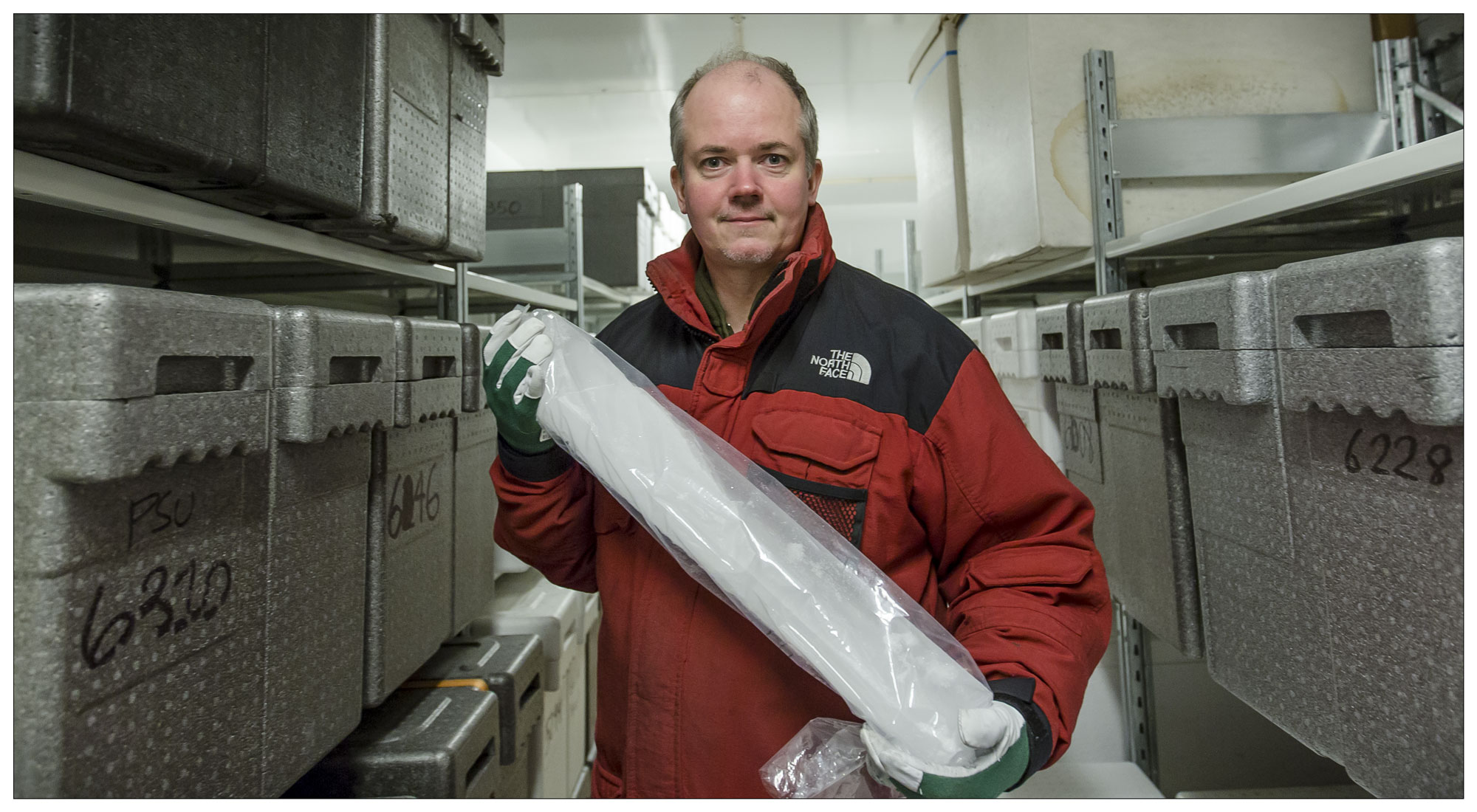 Sune Olander Rasmussen er lektor i geofysik og ses her i iskernefryseren med en iskerne fra den grønlandske indlandsis.