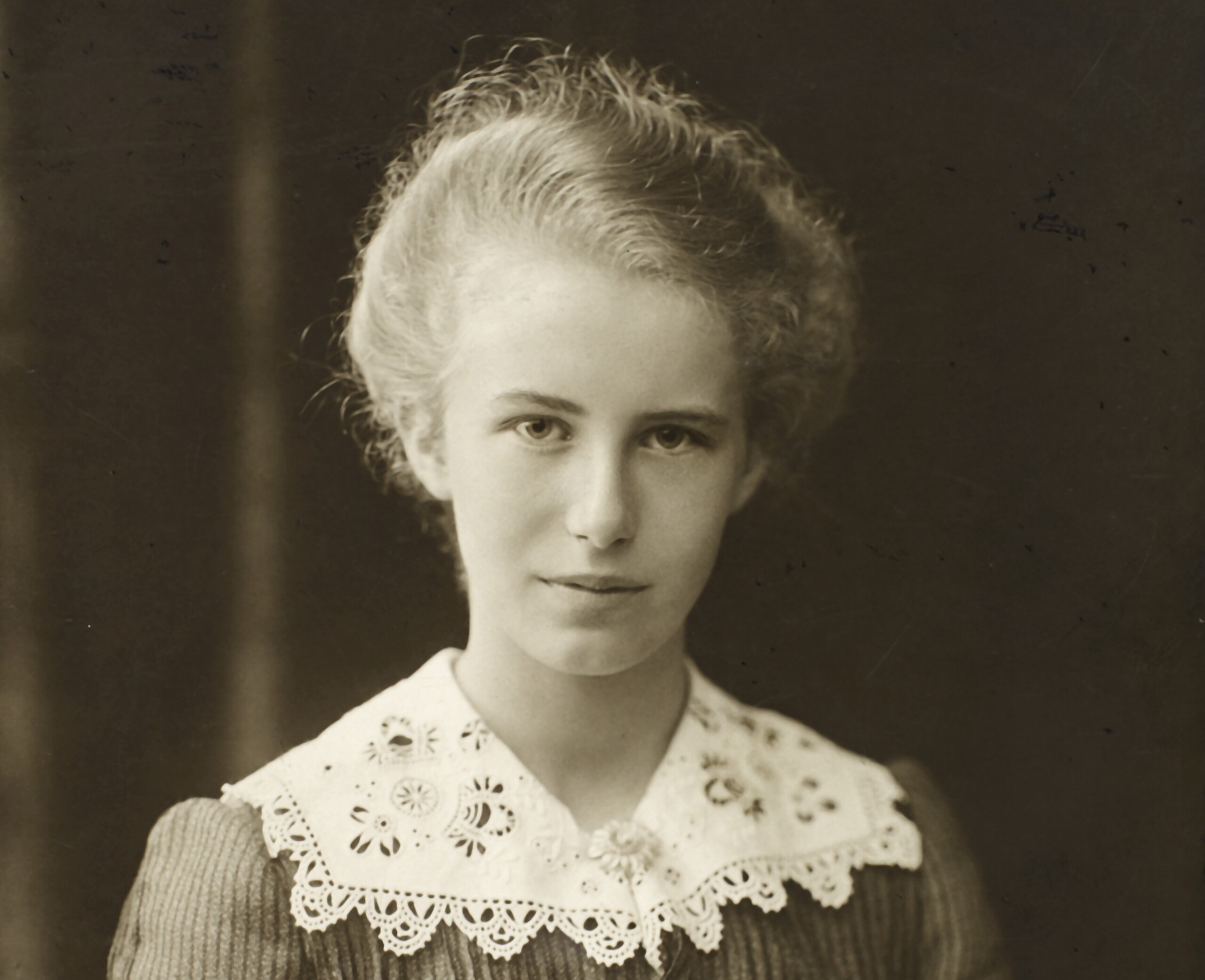 I 2017 fik seismolog og statsgeodæt Inge Lehmann et monument på Frue Plads. Her står hun tæt på busten af Niels Bohr, der var med til at spænde ben, så hun ikke fik et professorat på Københavns Universitet. 