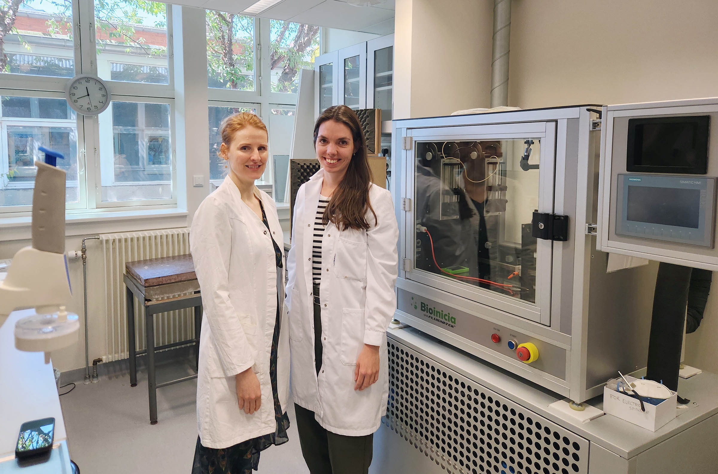 Andrea Heinz og Anna-Lena Gürtler (th) foran maskinen, der har spundet polymerer til plastrene på en måde, der frigiver medicin i rette dosis og hastighed. 