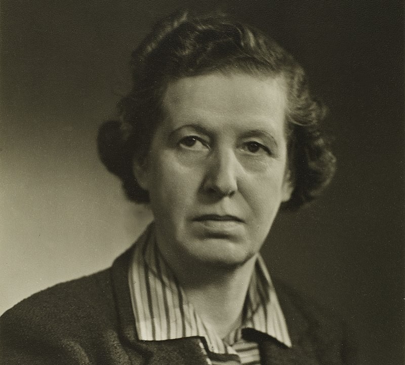 Historiker Astrid Friis blev i 1945 Danmarks første kvindelige professor. Fra 1955-1964 var hun forstander ved det nyoprettede Historisk Institut på Københavns Universitet.