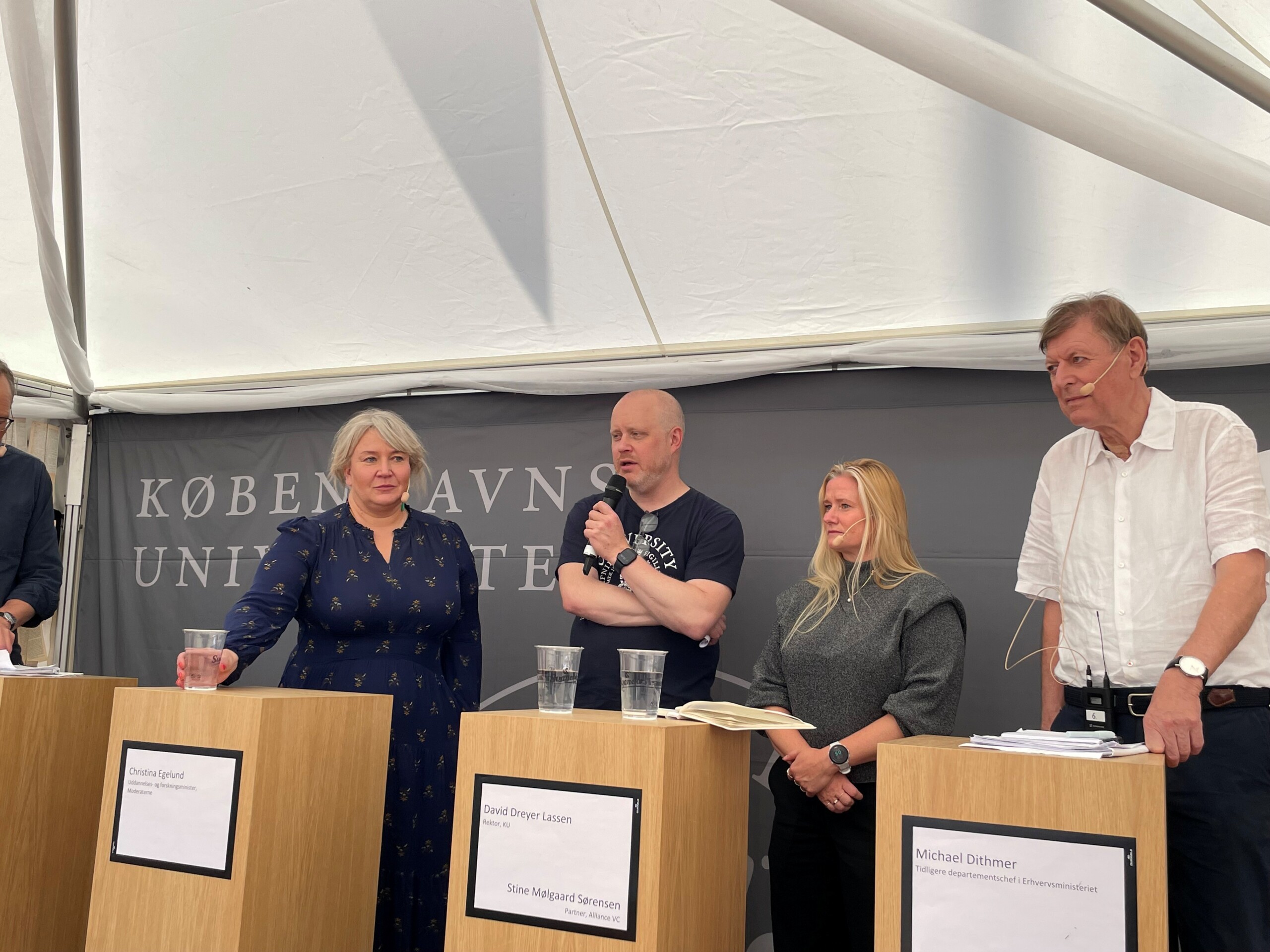 Christina Egelund (t.v.) og David Dreyer Lassen (m.f.) diskuterer forskning med militær anvendelse på Folkemødet.