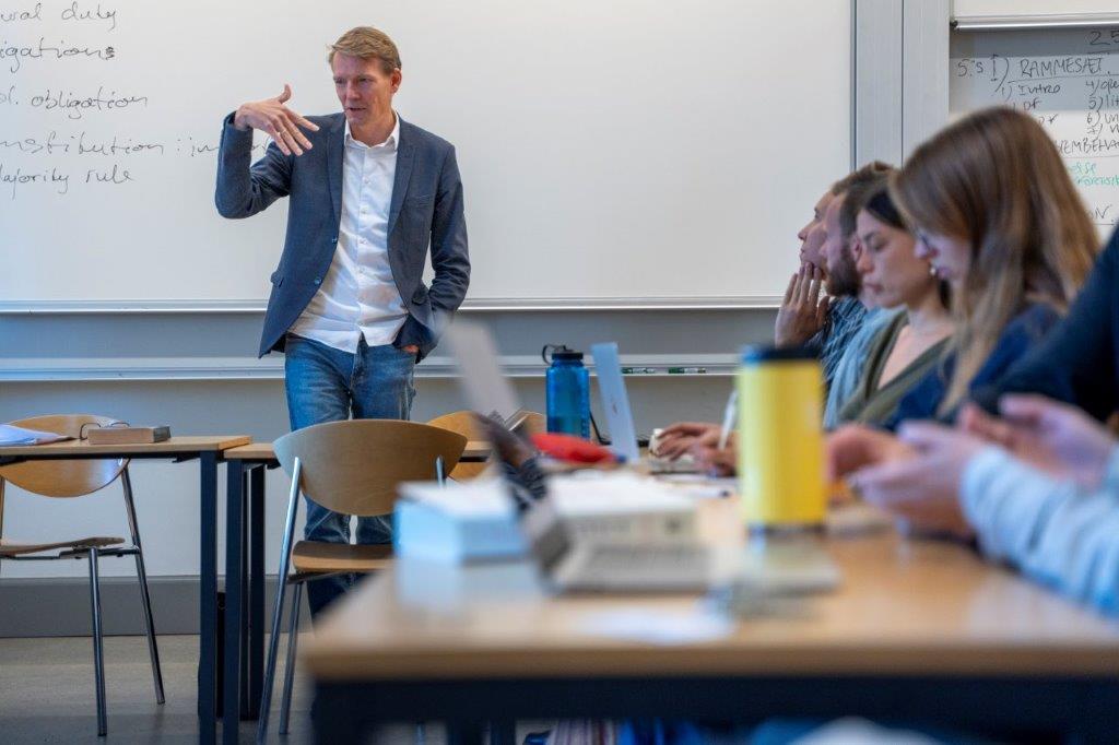 Christian Rostbøll i færd med at undervise kandidatstuderende på Statskundskab i politisk teori.