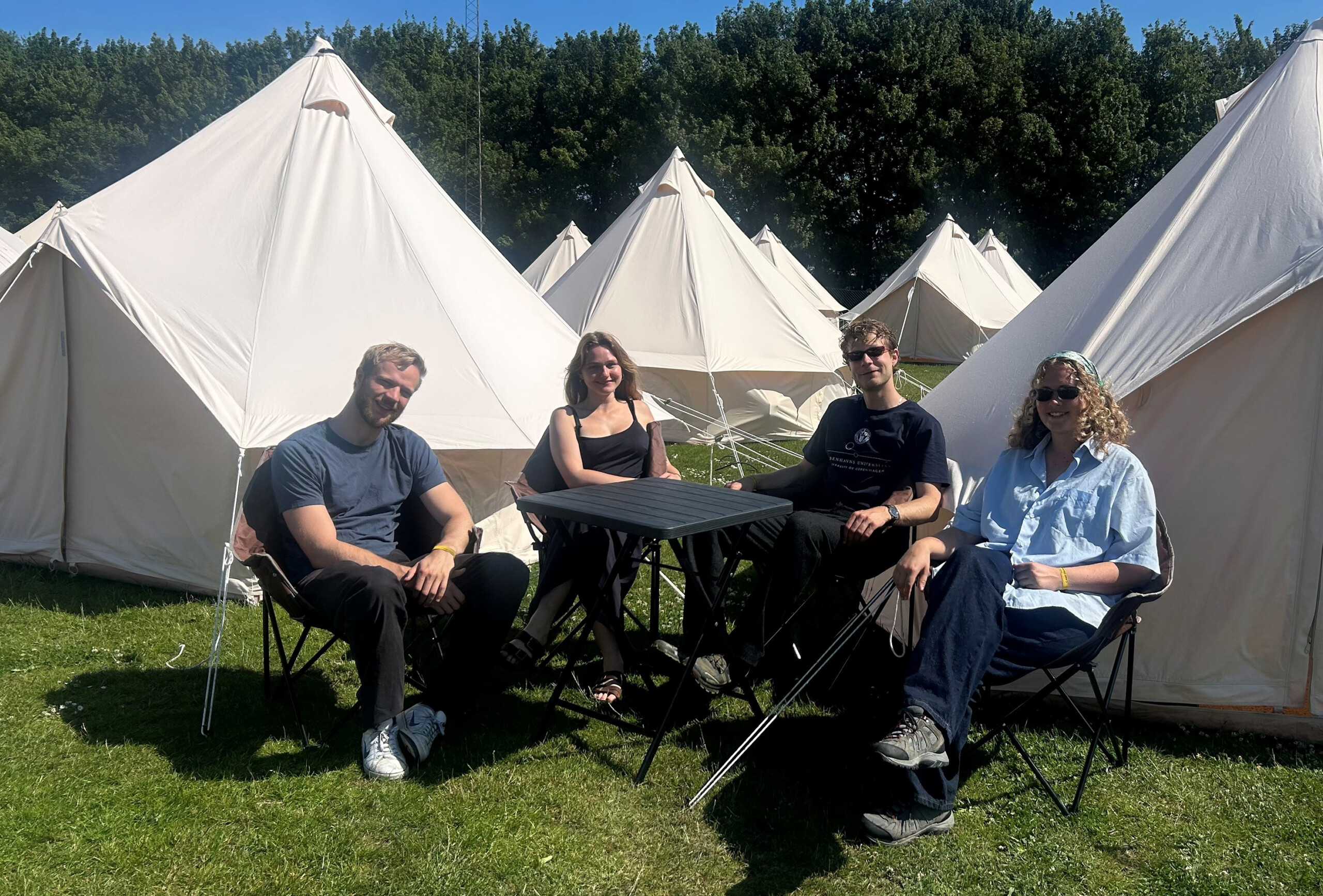 Fra venstre: Mads Ulrik Beenfeldt, Freja Leonora Erlendsson, Jonas Egholm Rasmussen og Martha Beste, der alle er frivillige for Københavns Universitet på Folkemødet 2025.