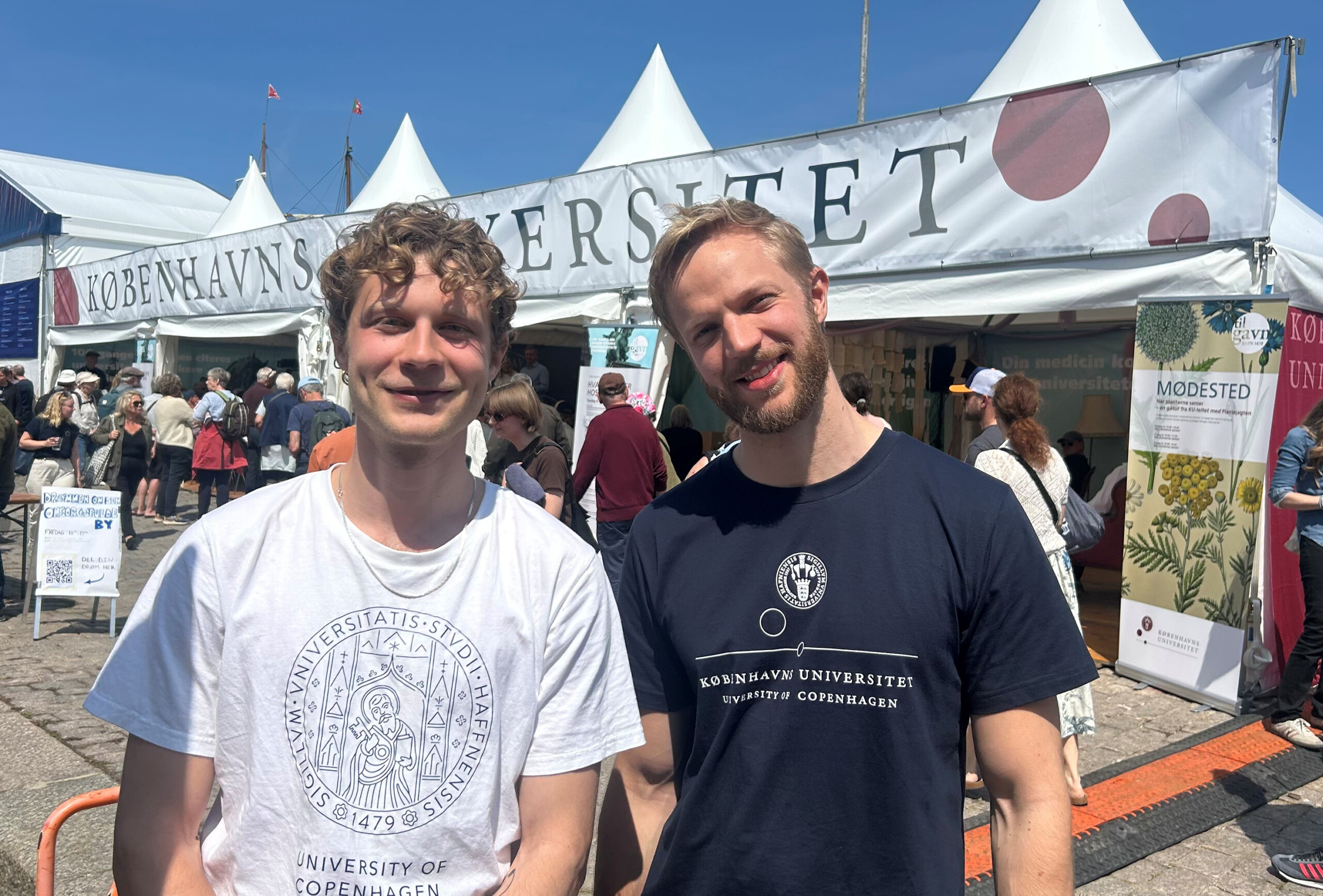 Jonas Egholm Rasmussen og Mads Ulrik Beenfeldt er netop blevet færdige med deres vagt i KU's folkemødetelt.