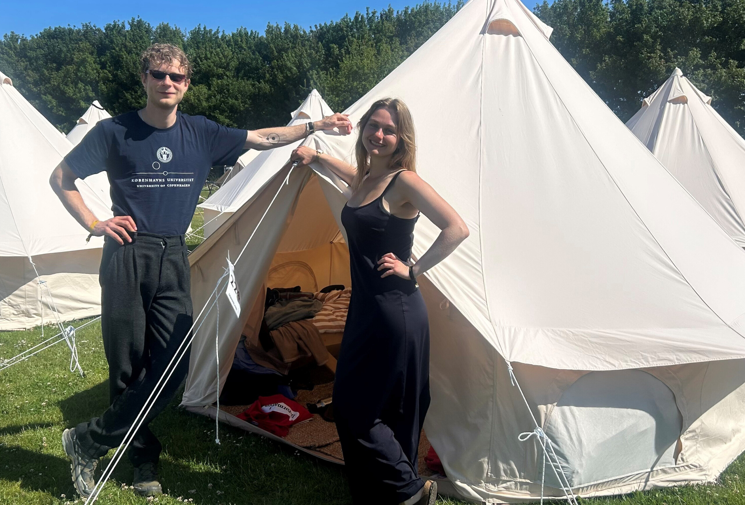 Jonas Egholm Rasmussen og Freja Leonora Erlendsson deler et glamping-telt i 'Camp Drømmeland', der ligger midt i Allinge.