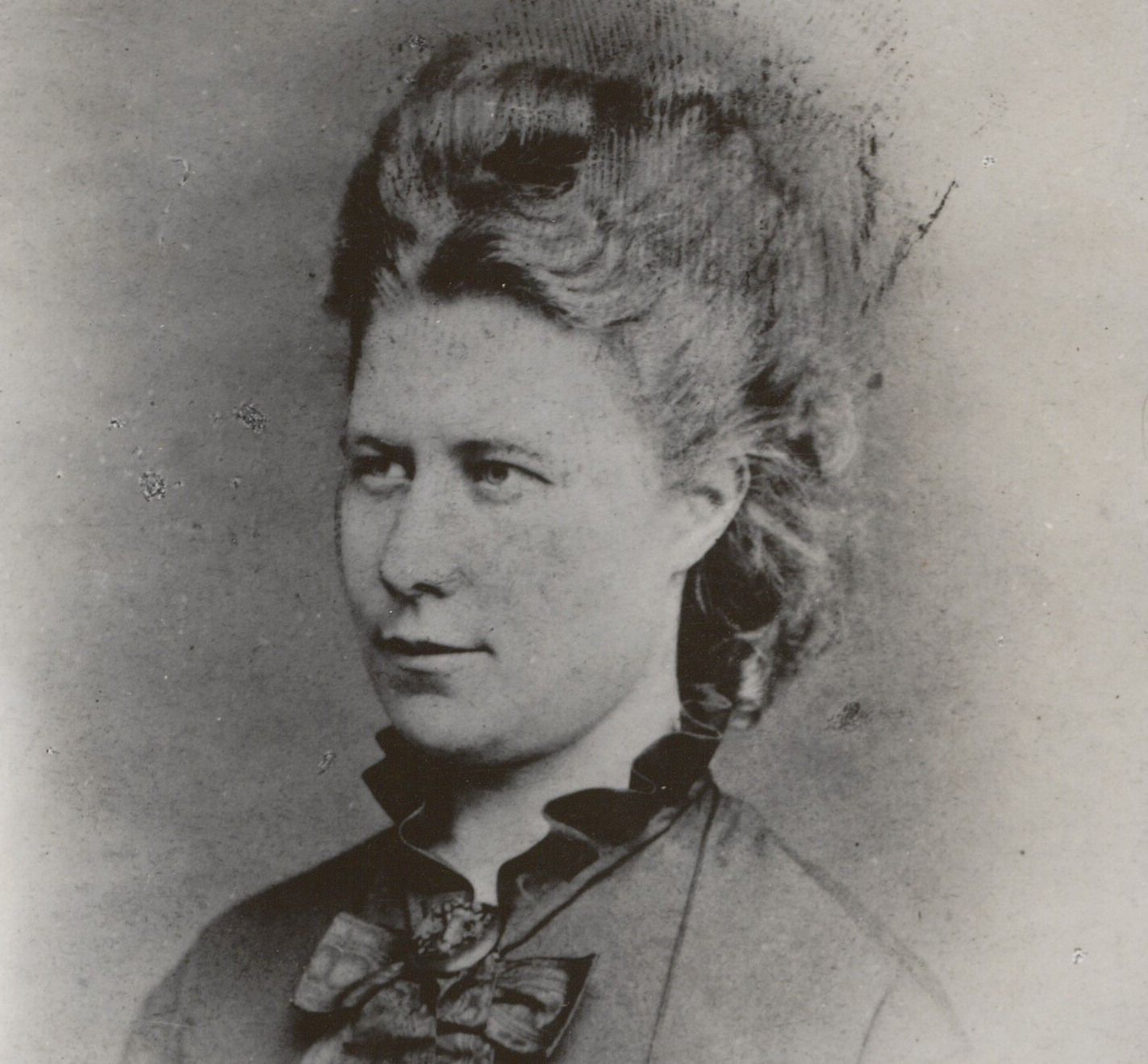 I 1874 søgte Nielsine Nielsen som den første kvinde om adgang til Københavns Universitetet. Ansøgningen udløste en langvarig debat, som endte med, at kvinder året efter fik mulighed for at tage studentereksamen og dermed blive optaget på universitetet.