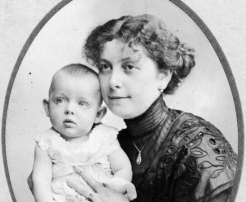 Valfrid Palmgren Munch-Petersen blev den første kvindelige lektor ved Københavns Universitet. Fra 1916-1949 underviste hun i svensk sprog og litteratur. Hun var desuden en del af eforatet for universitetskollegiet Kvinderegensen fra begyndelsen i 1932.