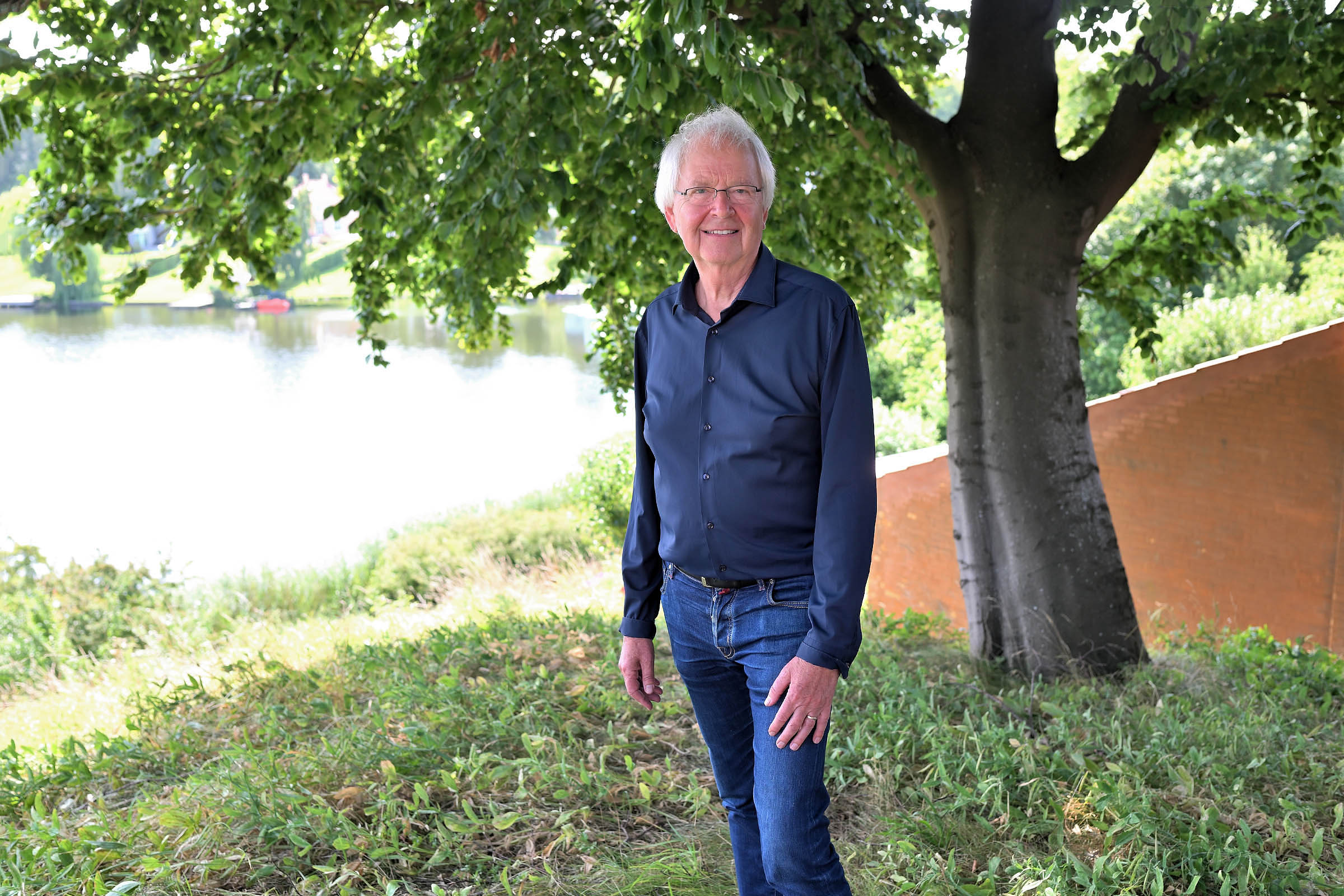 Professor Oluf Borbye Pedersen ved Søllerød Sø. I sin 53 år lange forskerkarriere har han prøvet lidt af hvert, men det seneste forskningsprojekt var det uhyre svært at komme i mål med. 