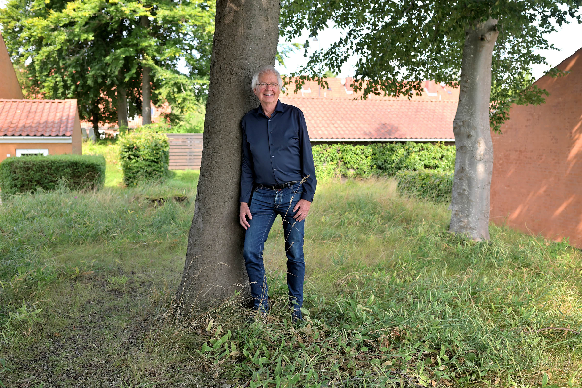 Oluf Borbye Pedersen står på en høj i nærheden af sit hus. Vi kan ikke leve uden bakterierne, siger han, måske fordi mange mennesker fejlagtigt har lært at se dem som væsener, der er så primitive, at de ikke tjener noget formål i naturen.
