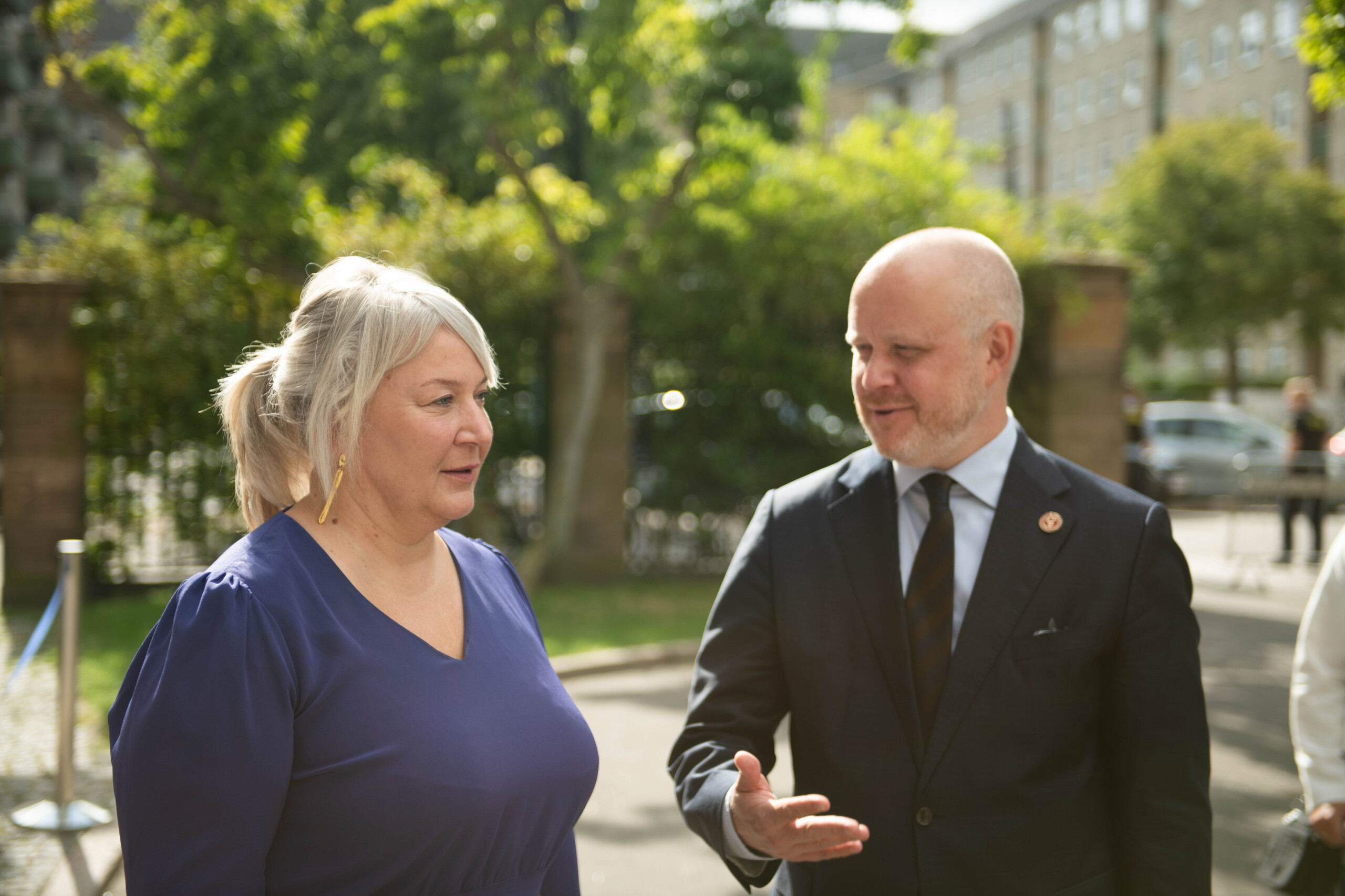 Minister for Higher Education and Science Christina Egelund and UCPH Rector David Dreyer Lassen in conversation during the reception for the new Danish-French chip collaboration.