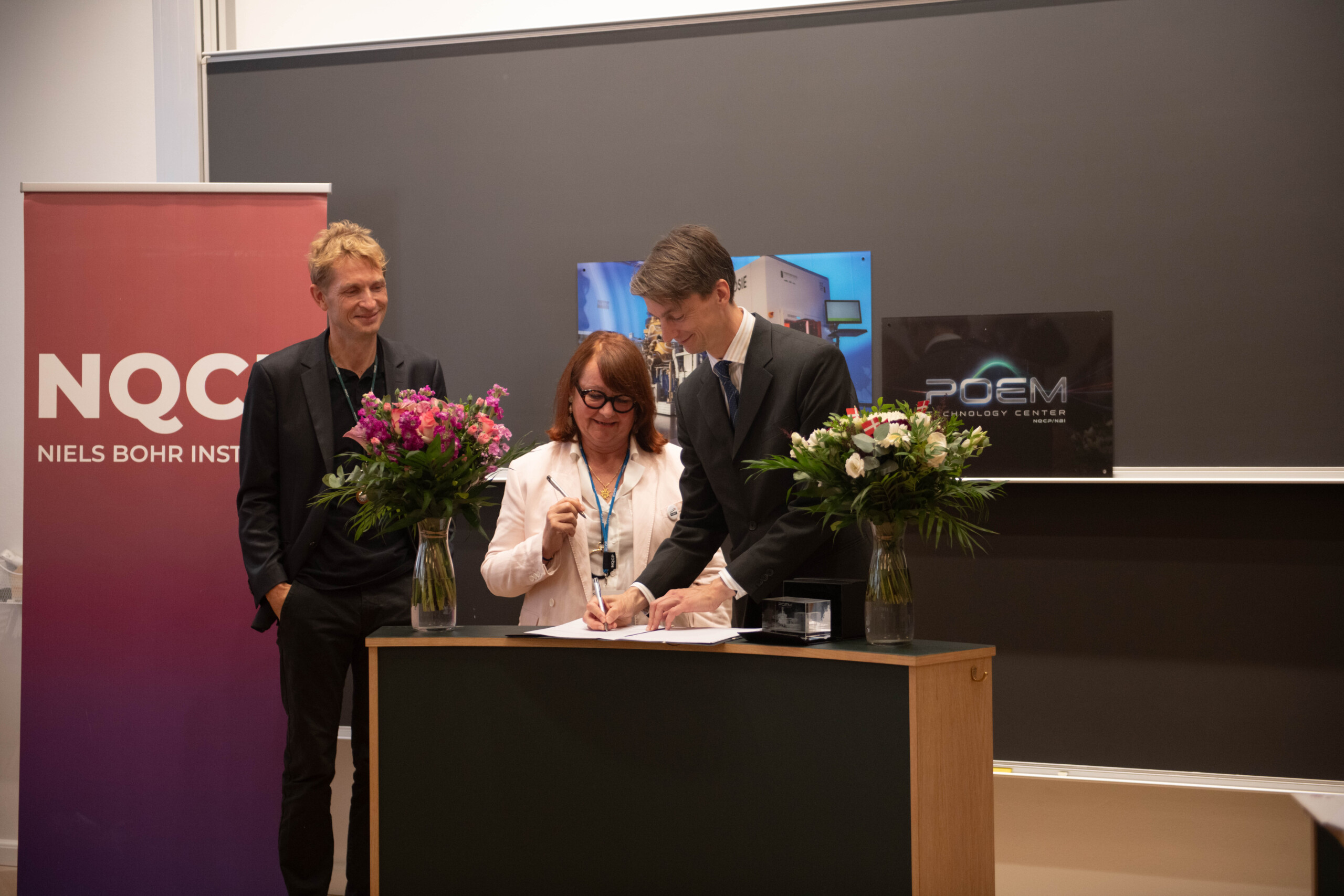 The agreement on the new collaboration is signed. From left: Peter Krogstrup (CEO of NQCP, the quantum research centre at the Niels Bohr Institute), Annie Geoffroy (CEO of RIBER), and Joachim Mathiesen (Head of the Niels Bohr Institute).