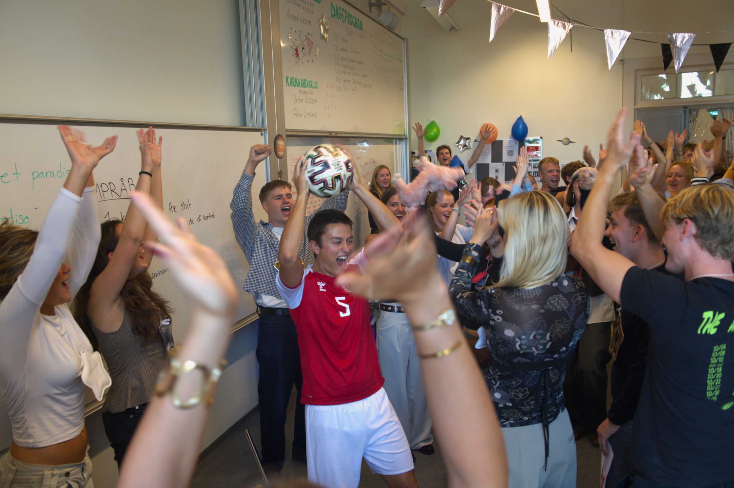 Udklædte tutorer sætter holdene i gang med forskellige lege og dyster.