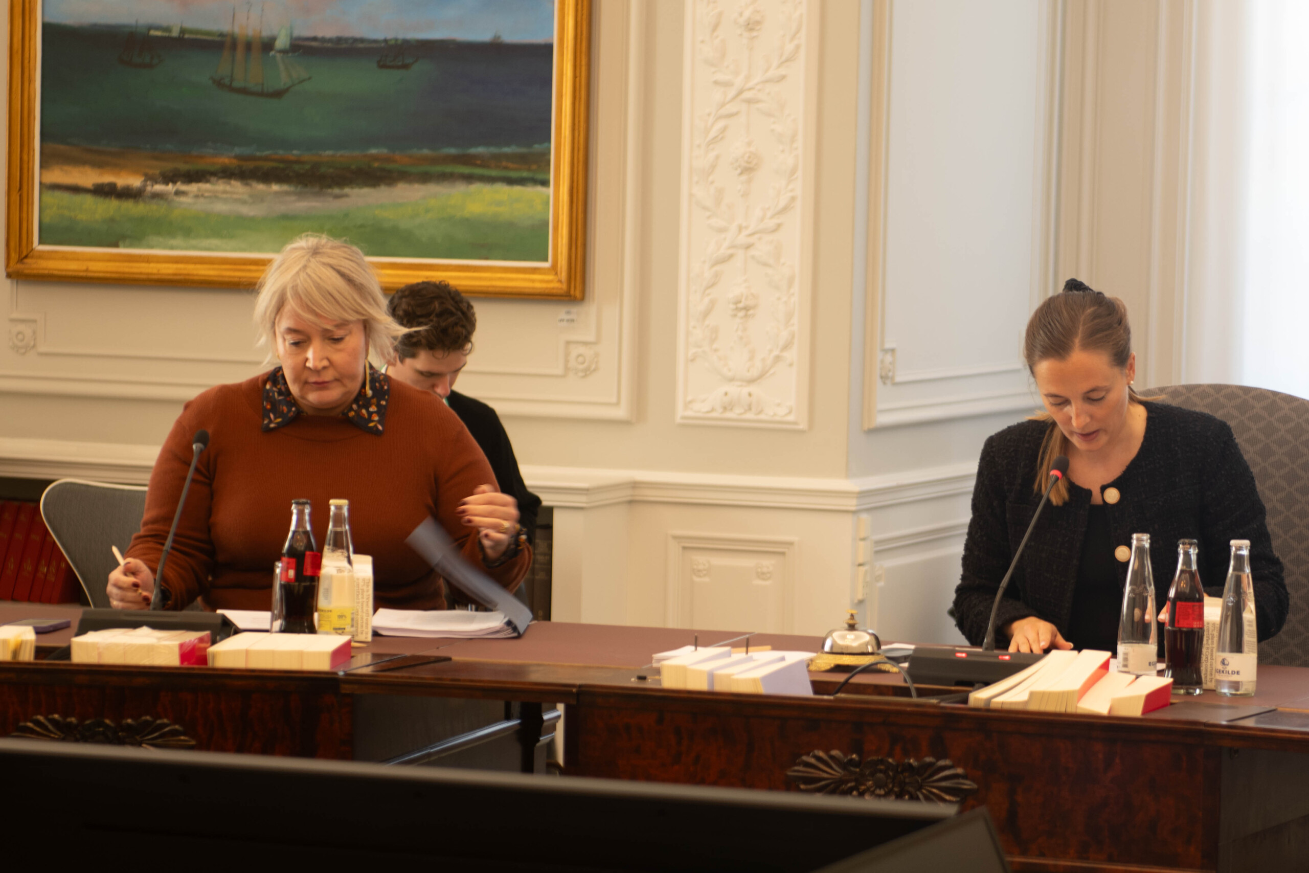 Uddannelses- og forskningsminister Christina Egelund (M) (th.) i begyndelsen af samrådet. Ved siden af sidder formand for Uddannelses- og Forskningsudvalget, Katrine Robsøe (RV).