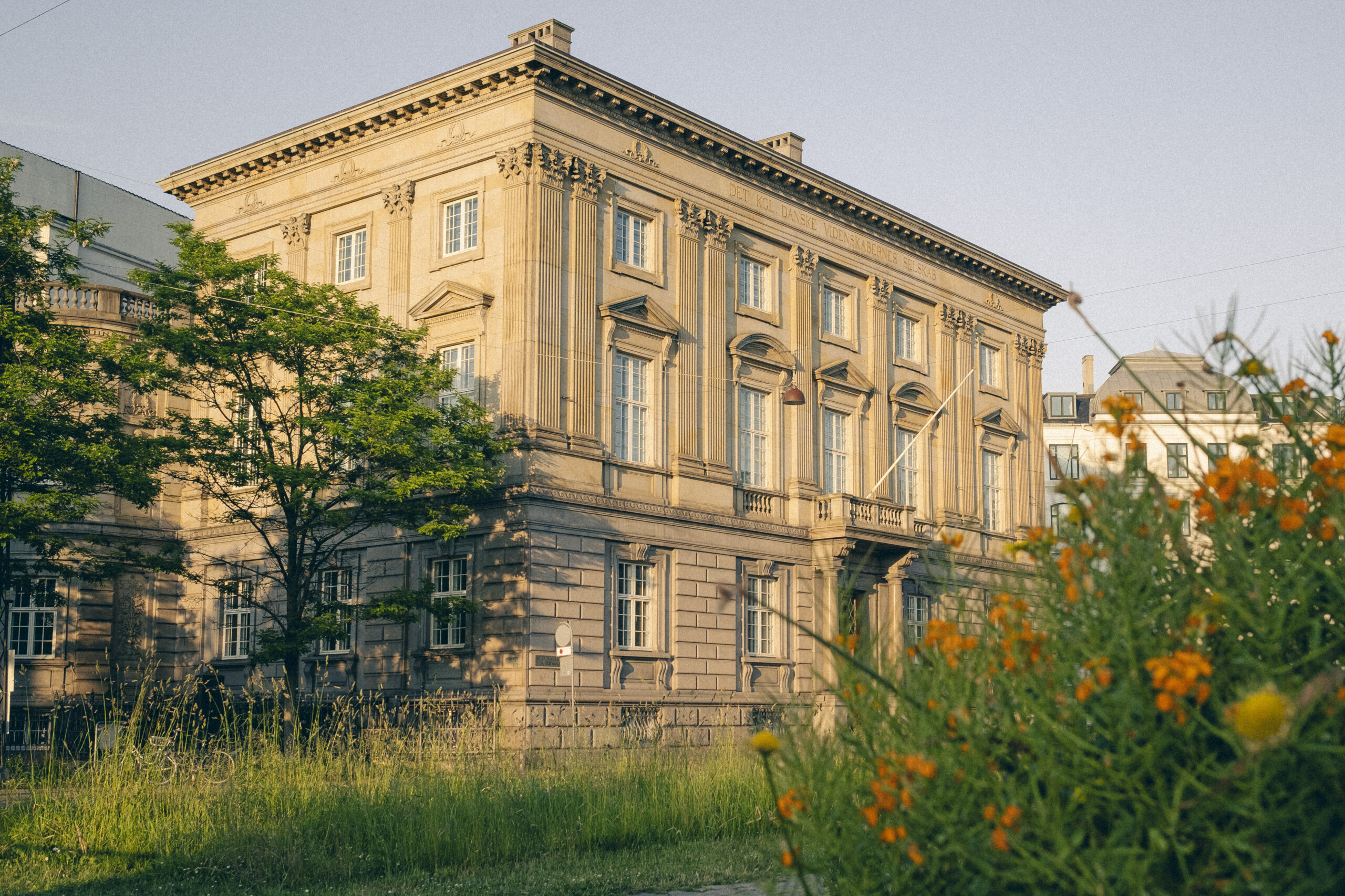 Videnskabernes Selskab har siden 1899 holdt til i den karakteristiske, sandfarvede bygning på H.C. Andersens Boulevard.