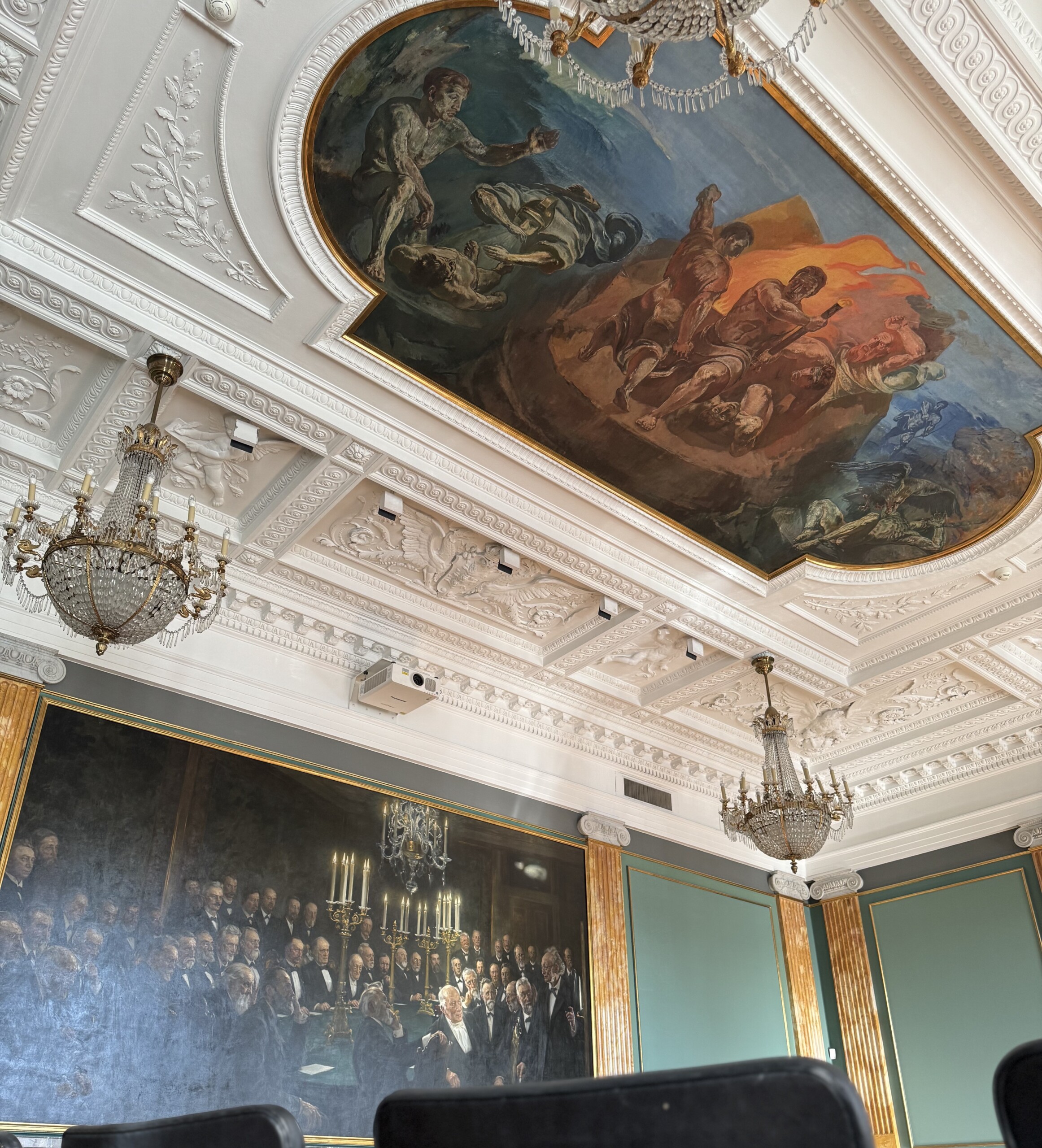 I den imponerende mødesal hænger et maleri af P.S. Krøyer fra 1897 med titlen »Et møde i Videnskabernes Selskab«. Som det ses, var samtlige medlemmer på den tid mænd.