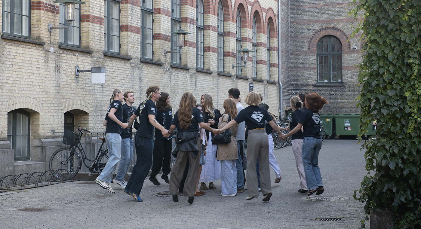 Tutorerne på Statskundskab krammer de nye studerende og synger »Et tutorkram, et tutorkram, det er et kram, der gør dig varm.«