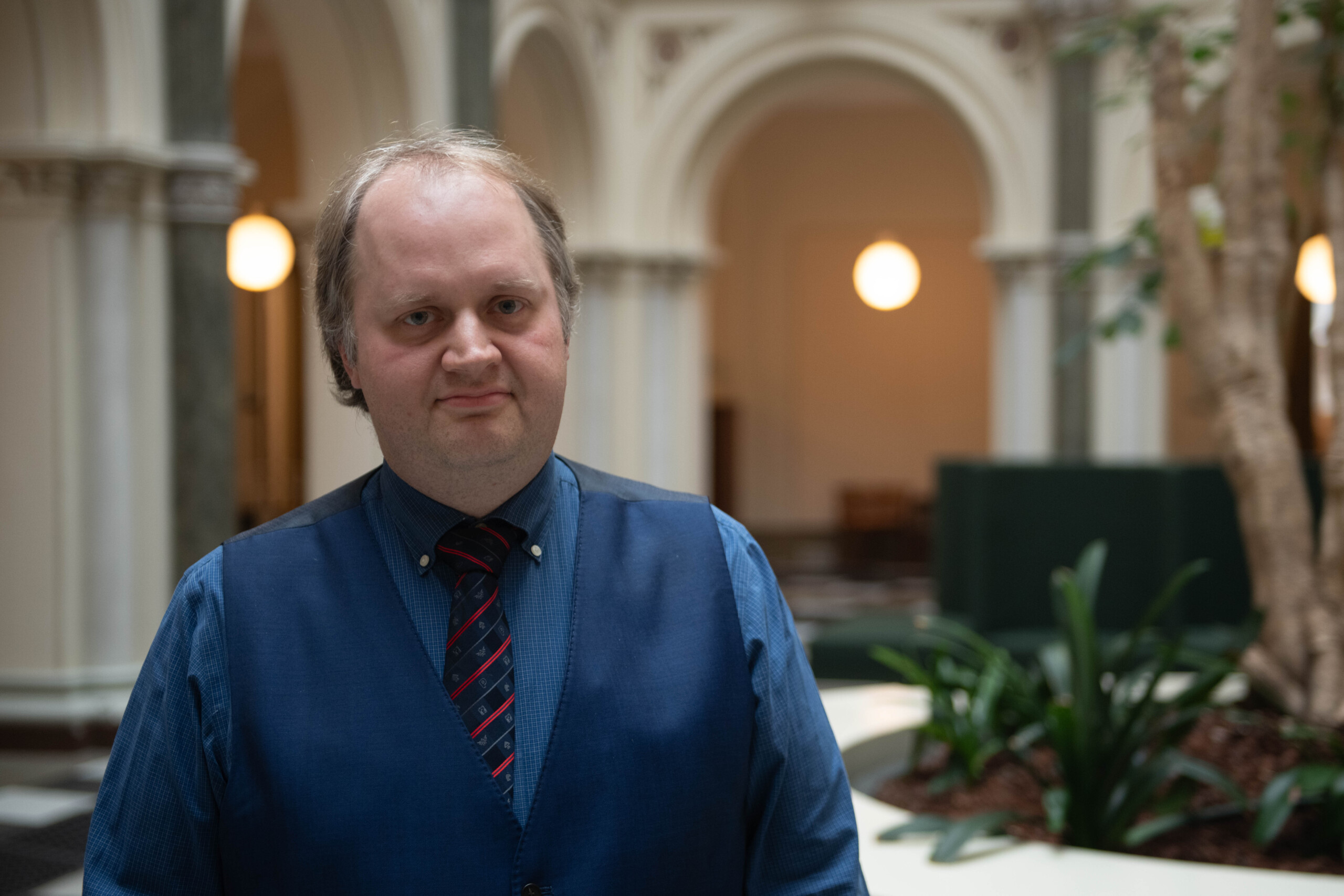 Ifølge tillidsrepræsentant for AC-TAP, Anders Hartvig Hartzen, er det somme tider svært at vide, hvem der har ansvaret for hvad i den nye Universitetsadministration: »Før reformen vidste man, hvem man skulle gå til. Nu kan det være uklart.«