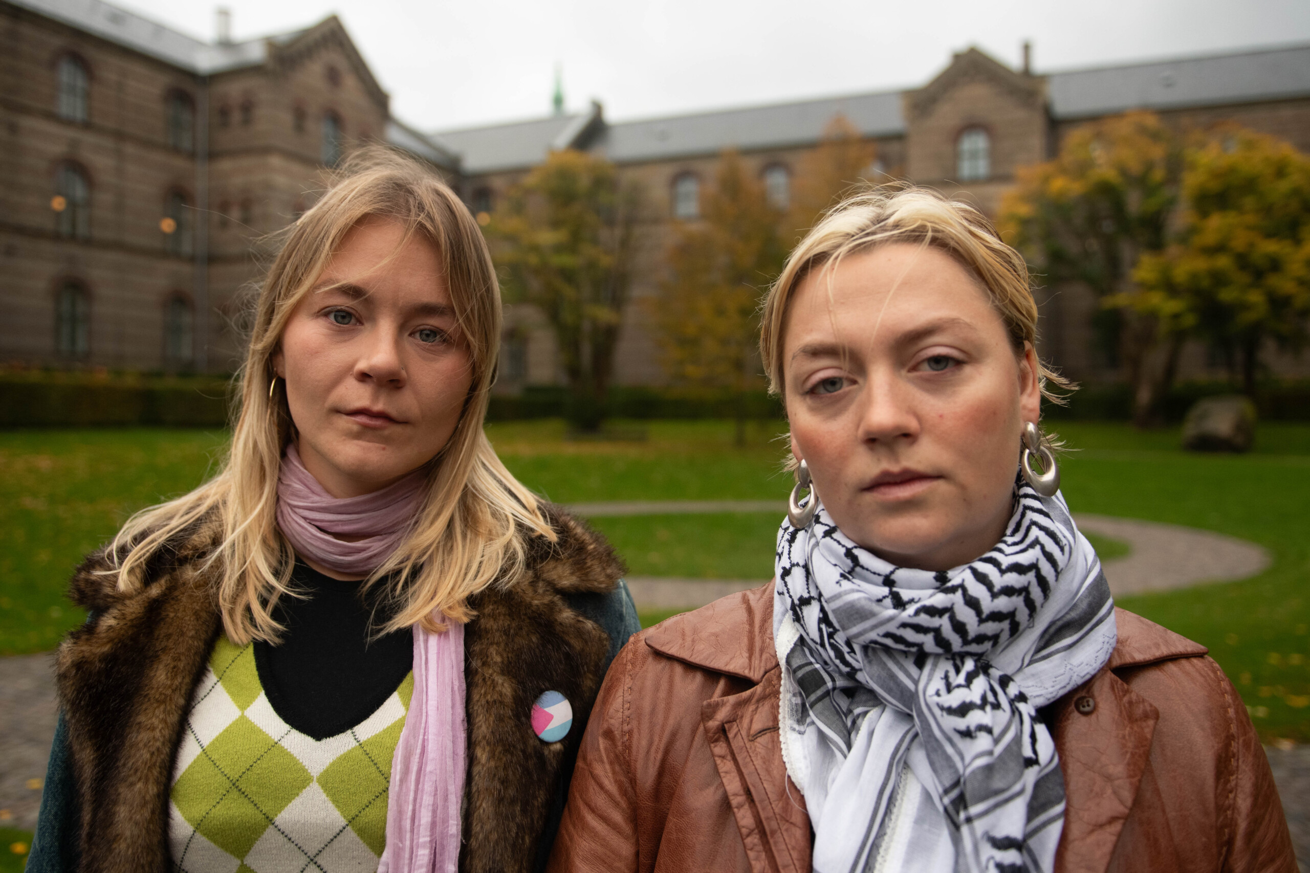 Aja Skafte (tv) og Christine Volck Paulsen har ikke kunnet råbe deres ledelse op og har derfor skabt deres egen alternative forelæsningsrække på studiet.