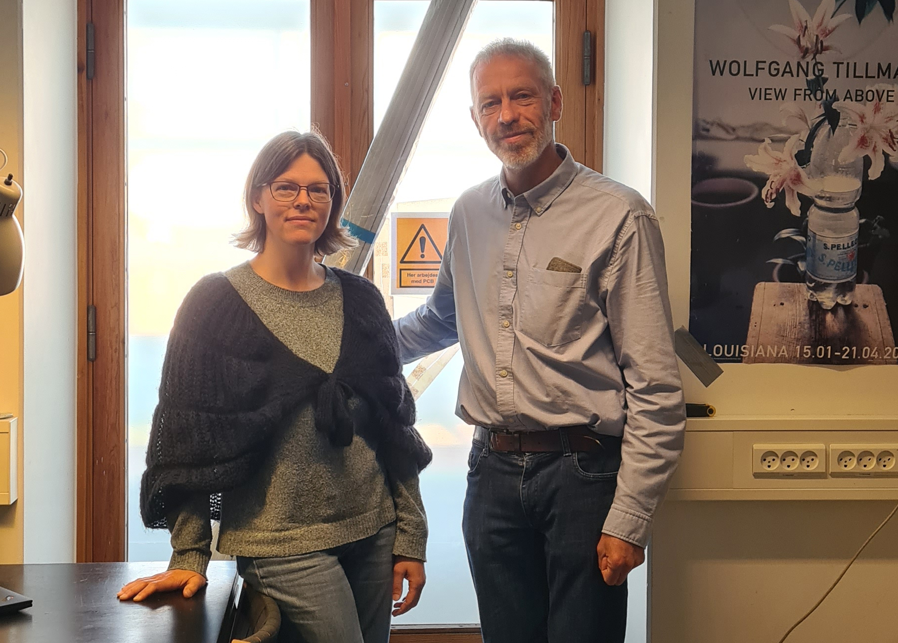 Majbrit Hansen Dela Cruz & Niels Agerbirk foran plastafdækningen, som smadrer indeklimaet.