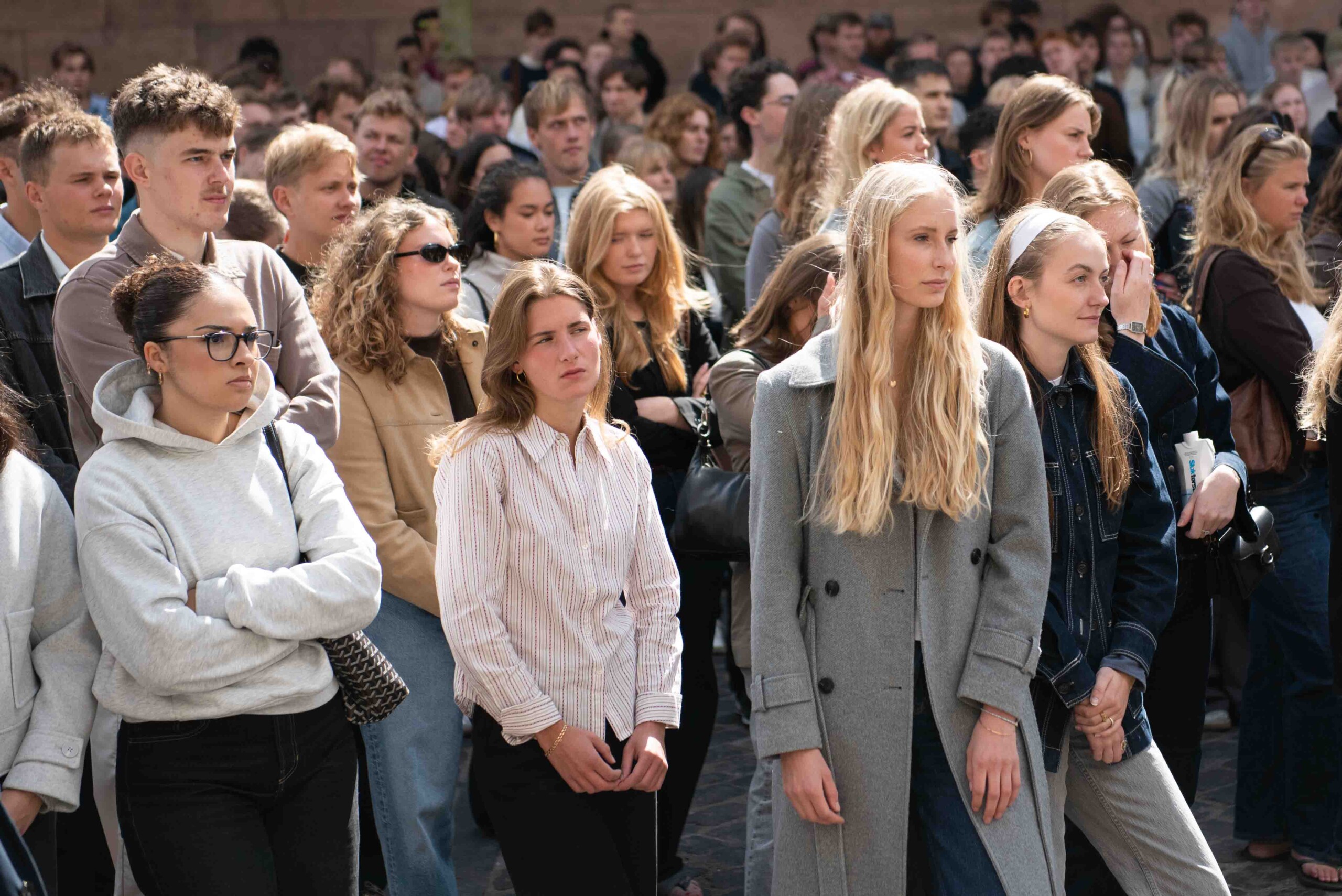 Bella Marckmann fra Danmarks Evalueringsinstitut råder nye studerende til at fokusere på uddannelsen i det første år og derefter finde det fede studiejob. Billedet er taget ved immatrikulationen i 2025.